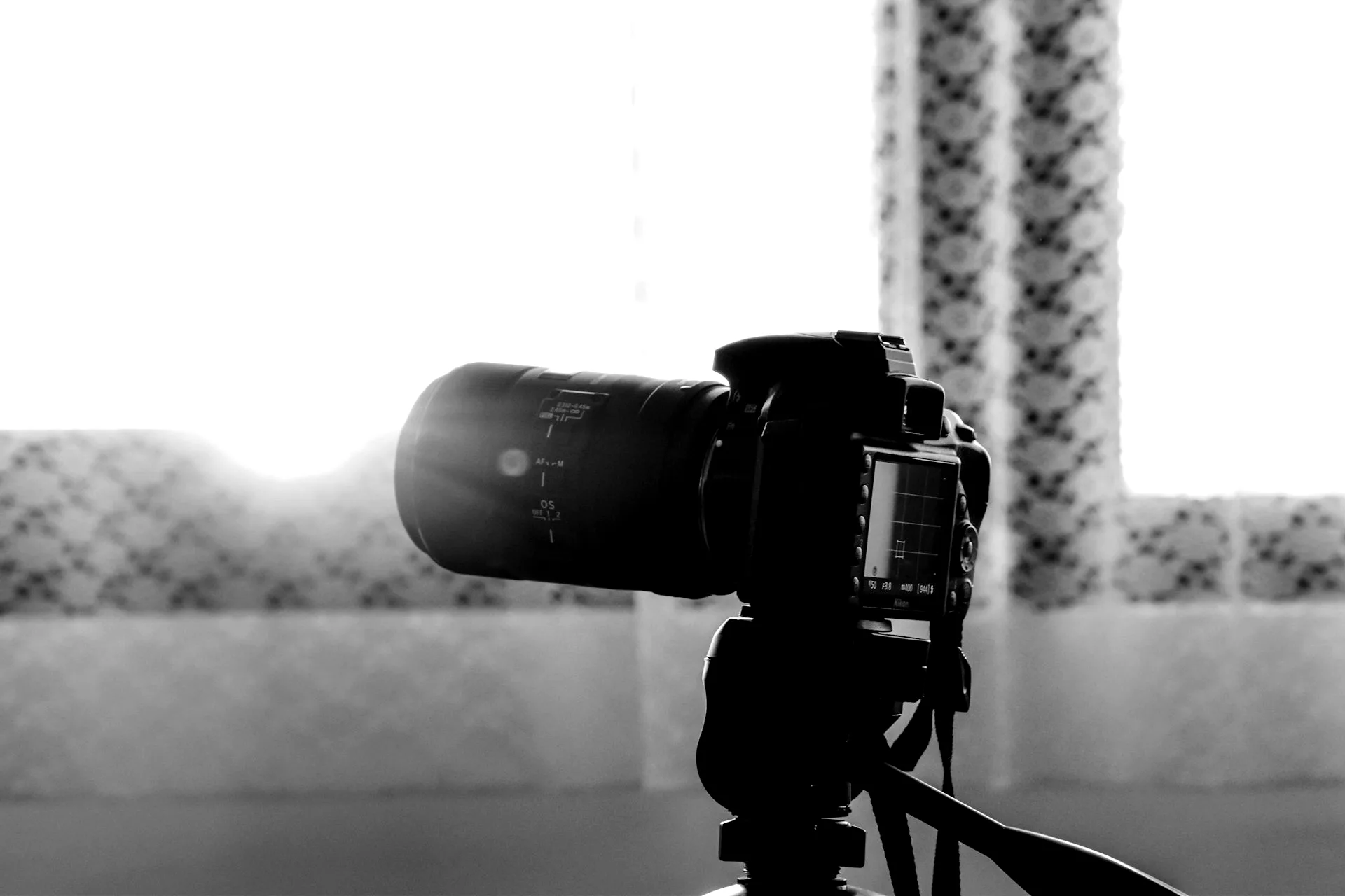 Appareil photo sur trépied devant une fenêtre