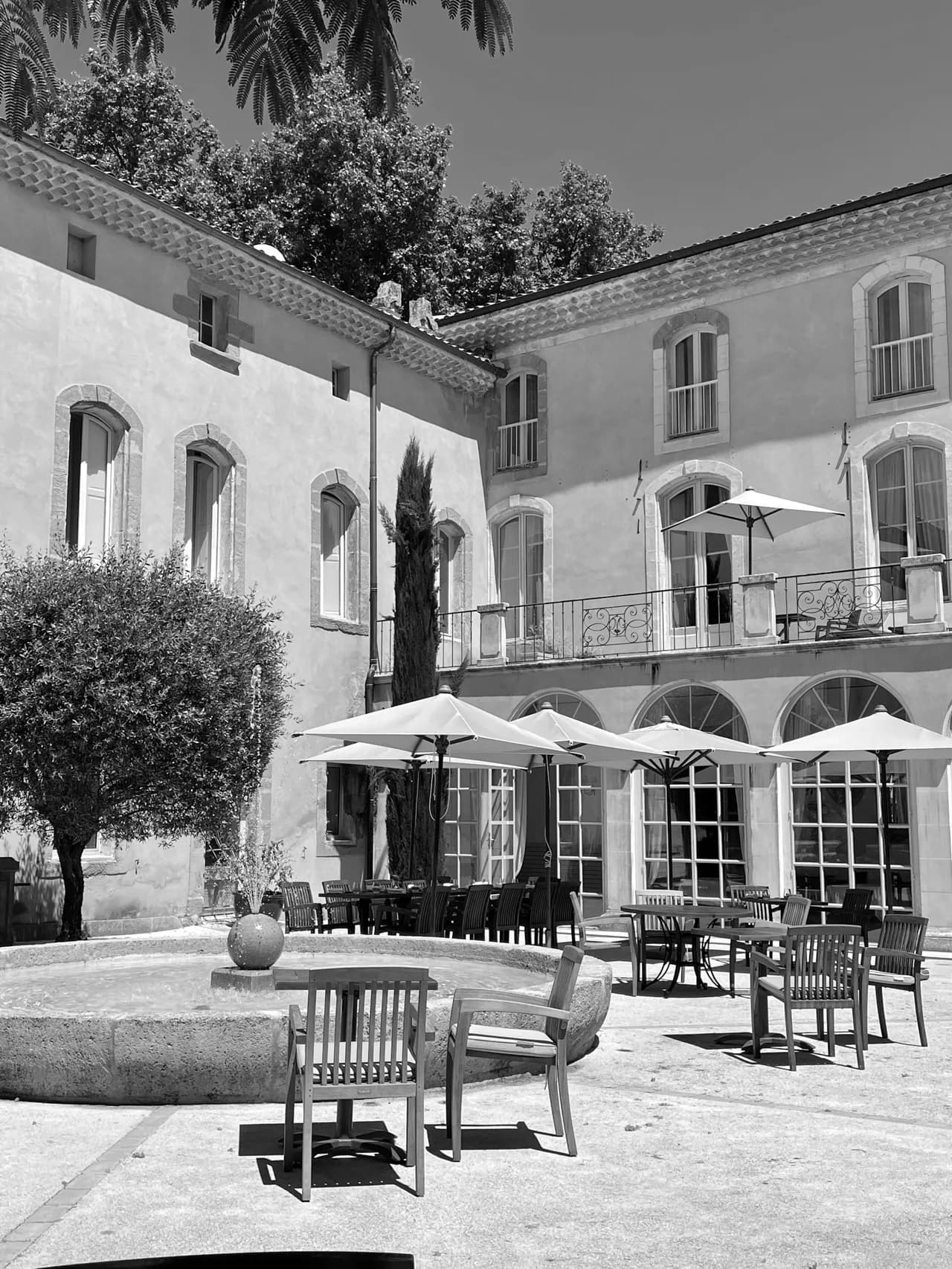 Façade d'une bastide provençale et sa terrasse ombragée