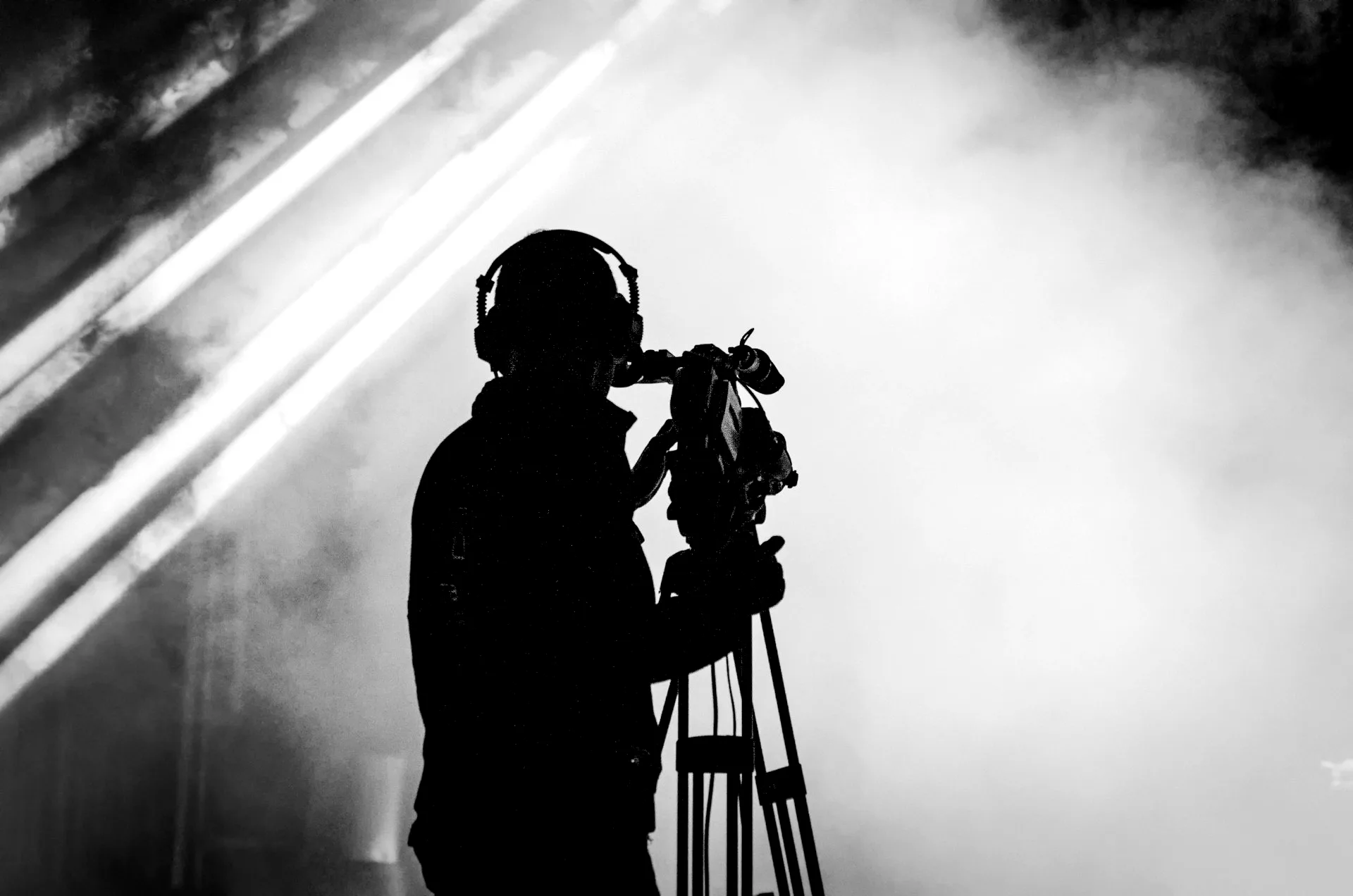 Cadreur en silhouette dans la fumée d'un spectacle