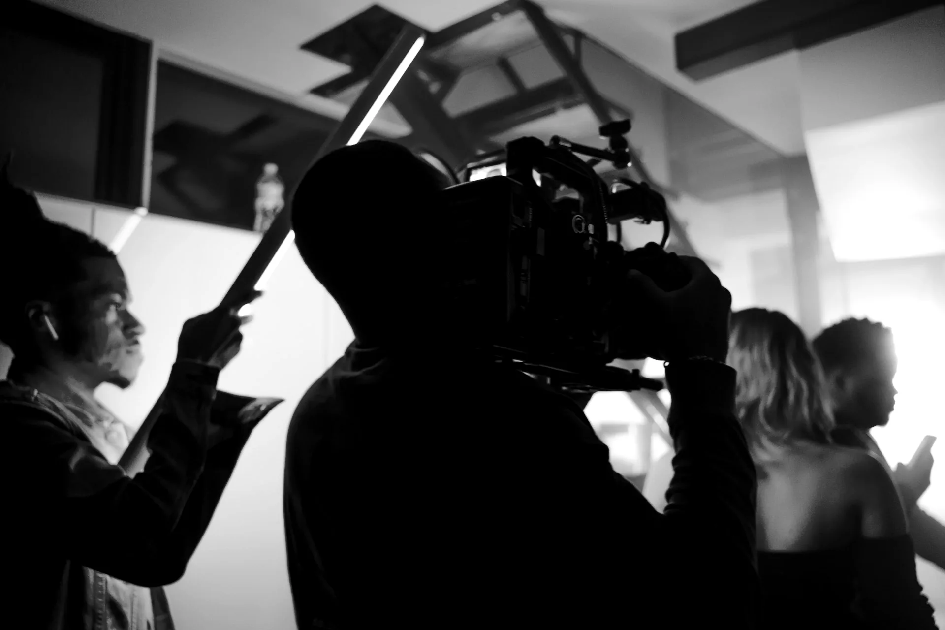 Cadreur en silhouette pendant un tournage