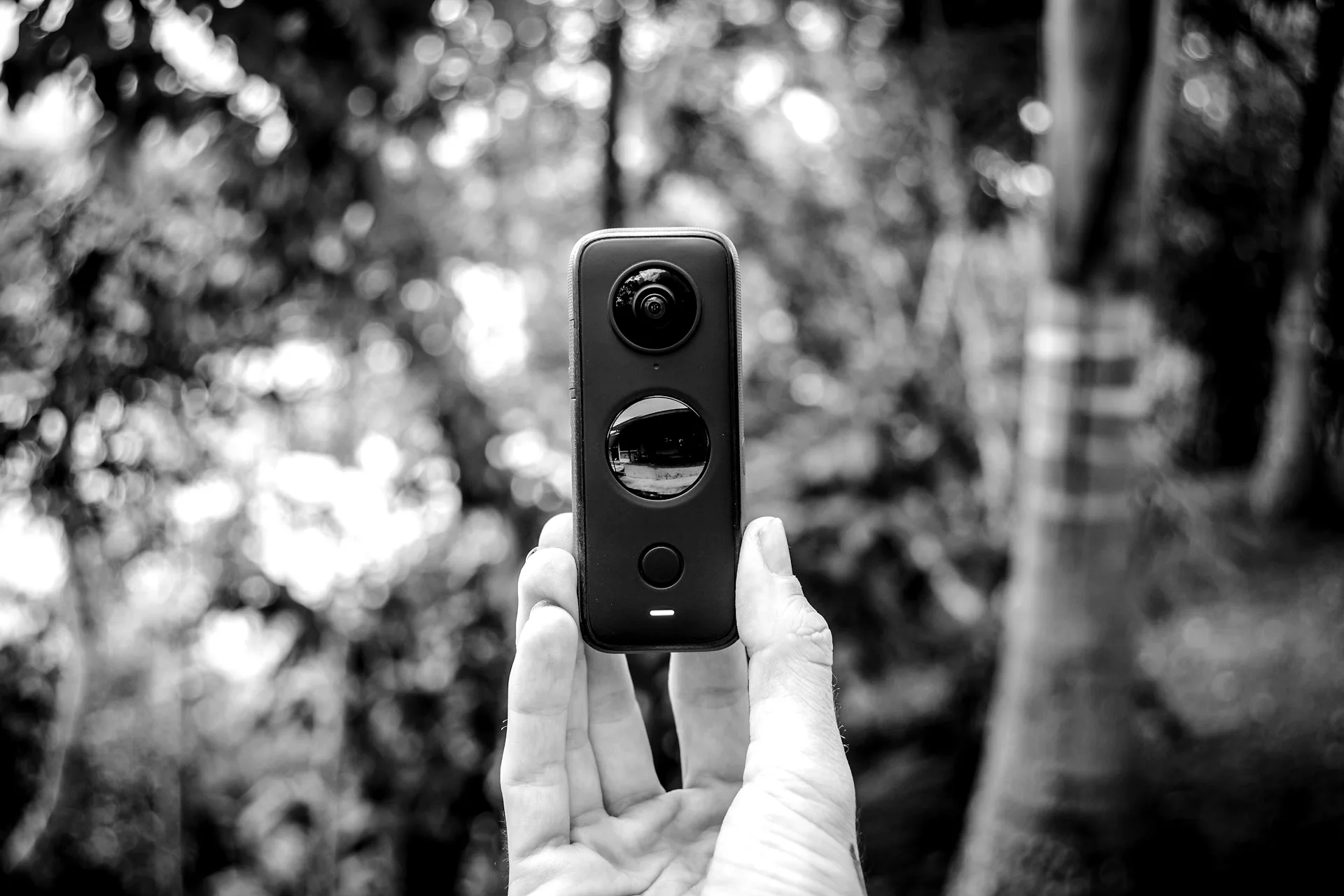 Caméra 360 tenue à la main en extérieur