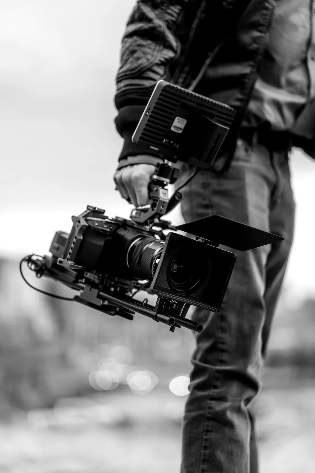 Caméra de cinéma tenue à la main avec son moniteur