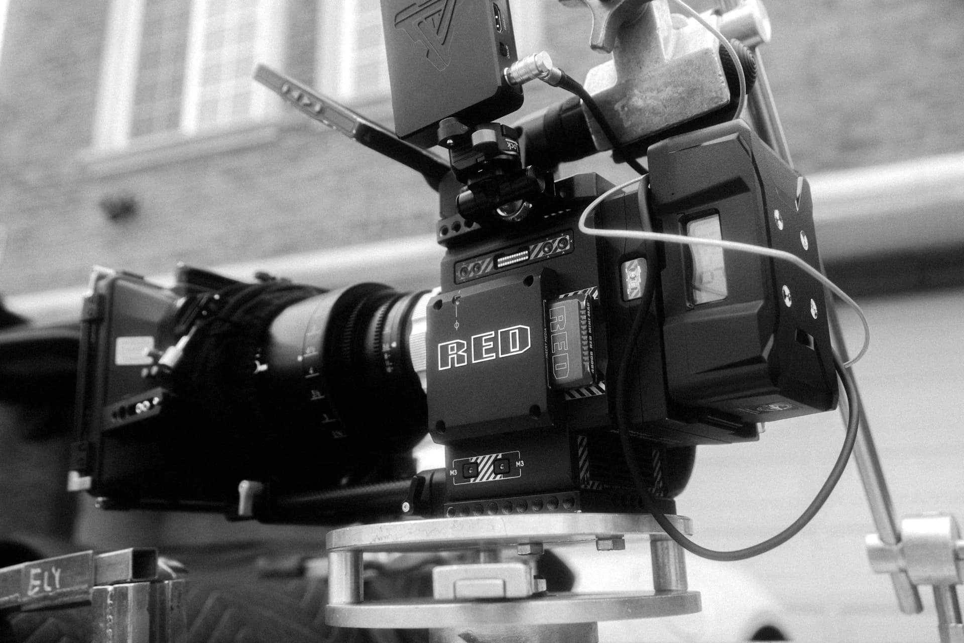 Caméra cinéma montée pour un tournage en extérieur