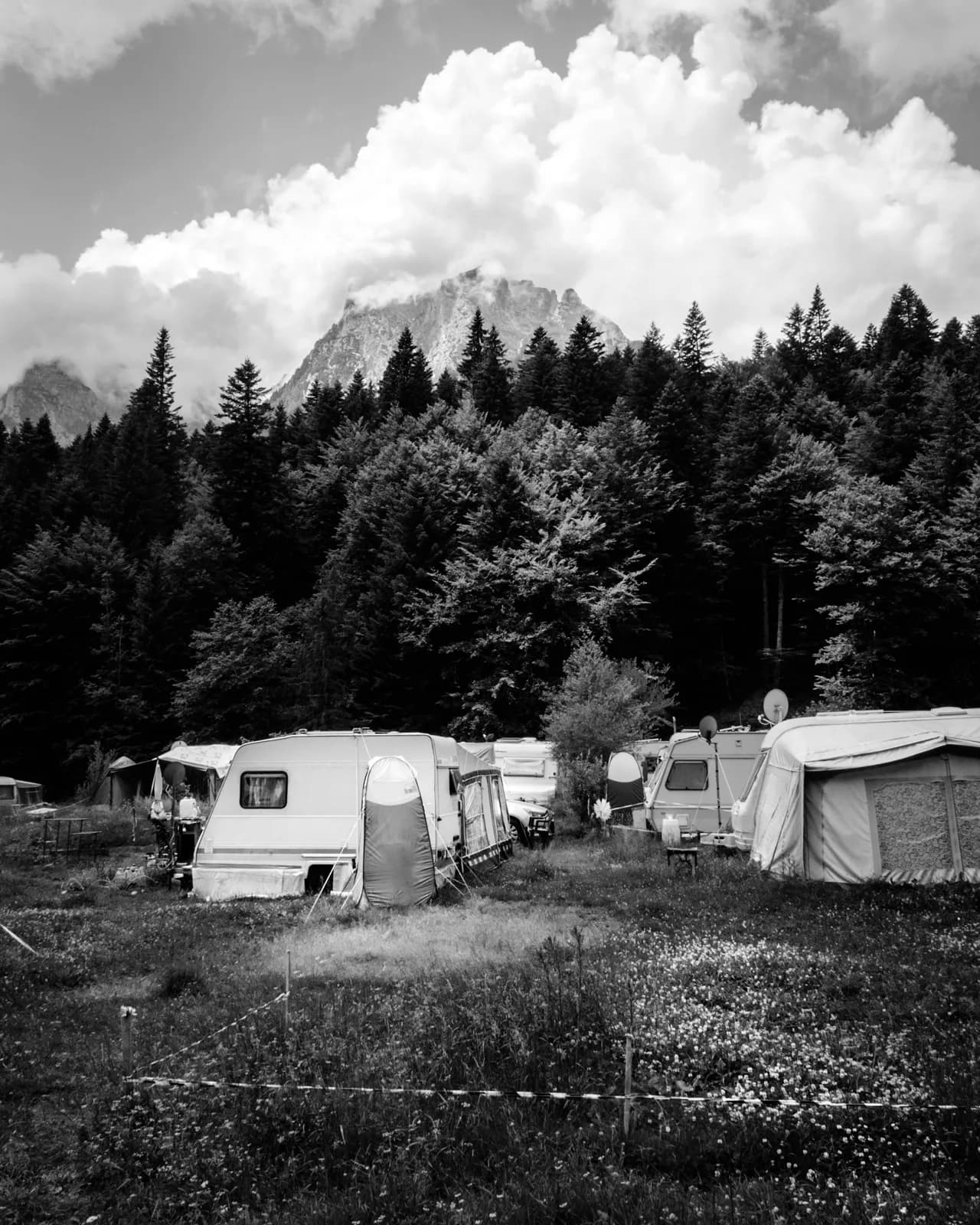 Caravanes installées au pied de la montagne
