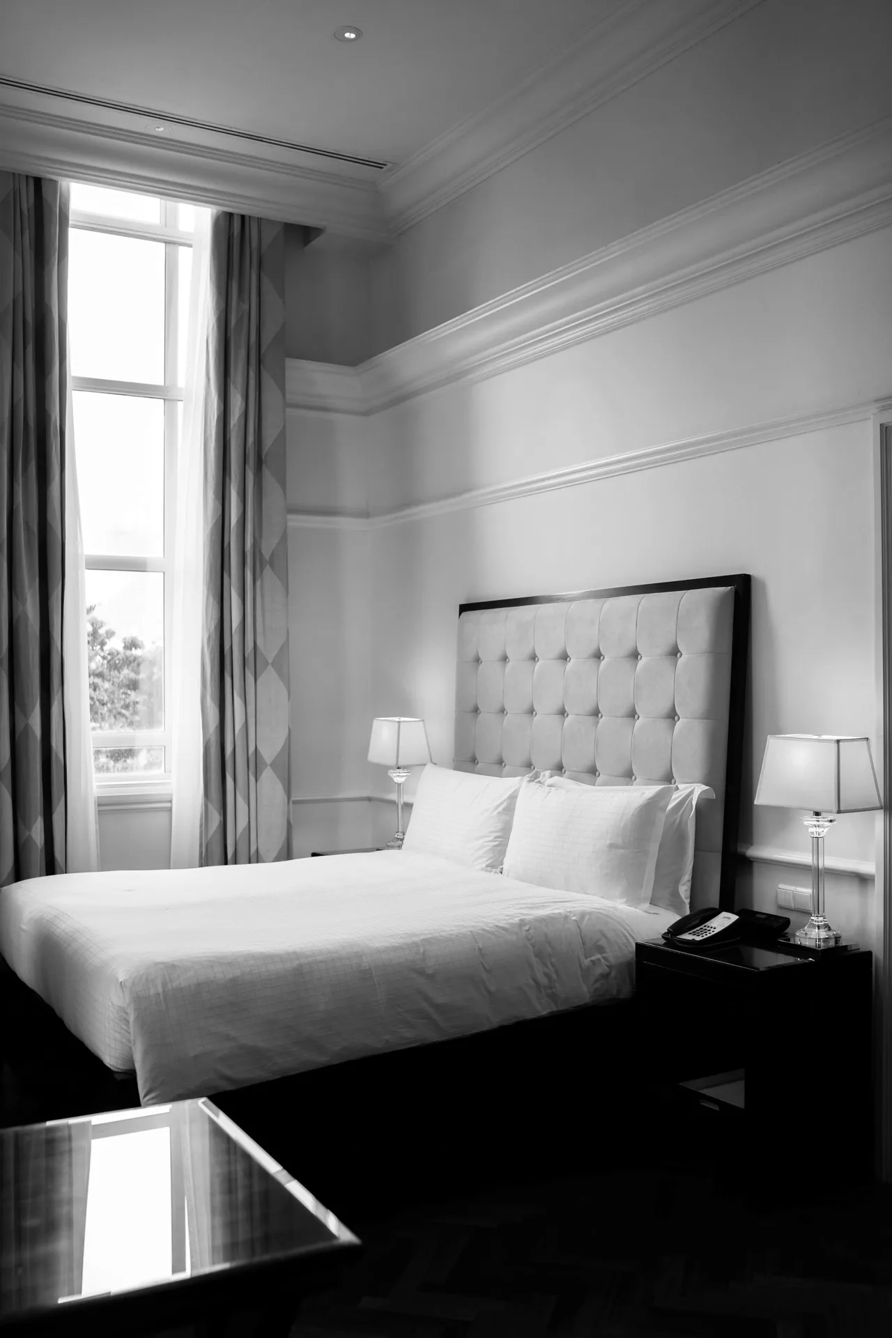 Chambre d'hôtel baignée de lumière naturelle
