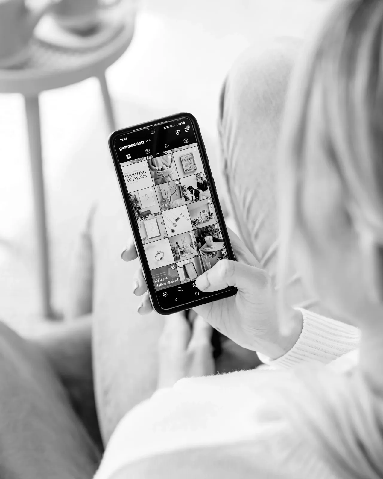 Mains faisant défiler un profil Instagram sur smartphone