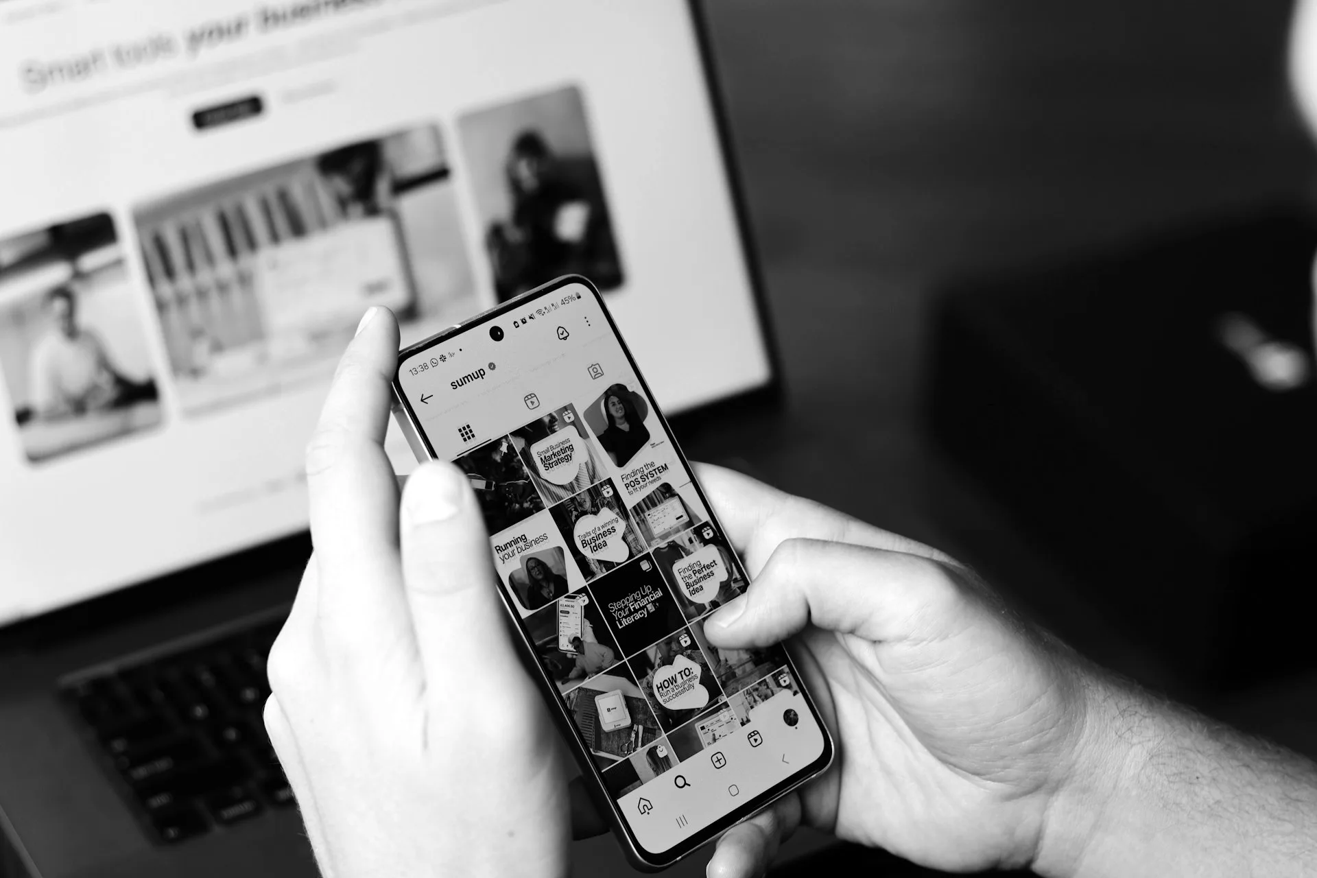 Fil de publications Instagram d'une entreprise sur smartphone