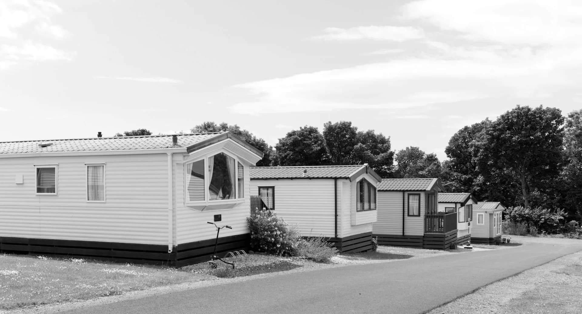 Allée de mobil-homes dans un camping