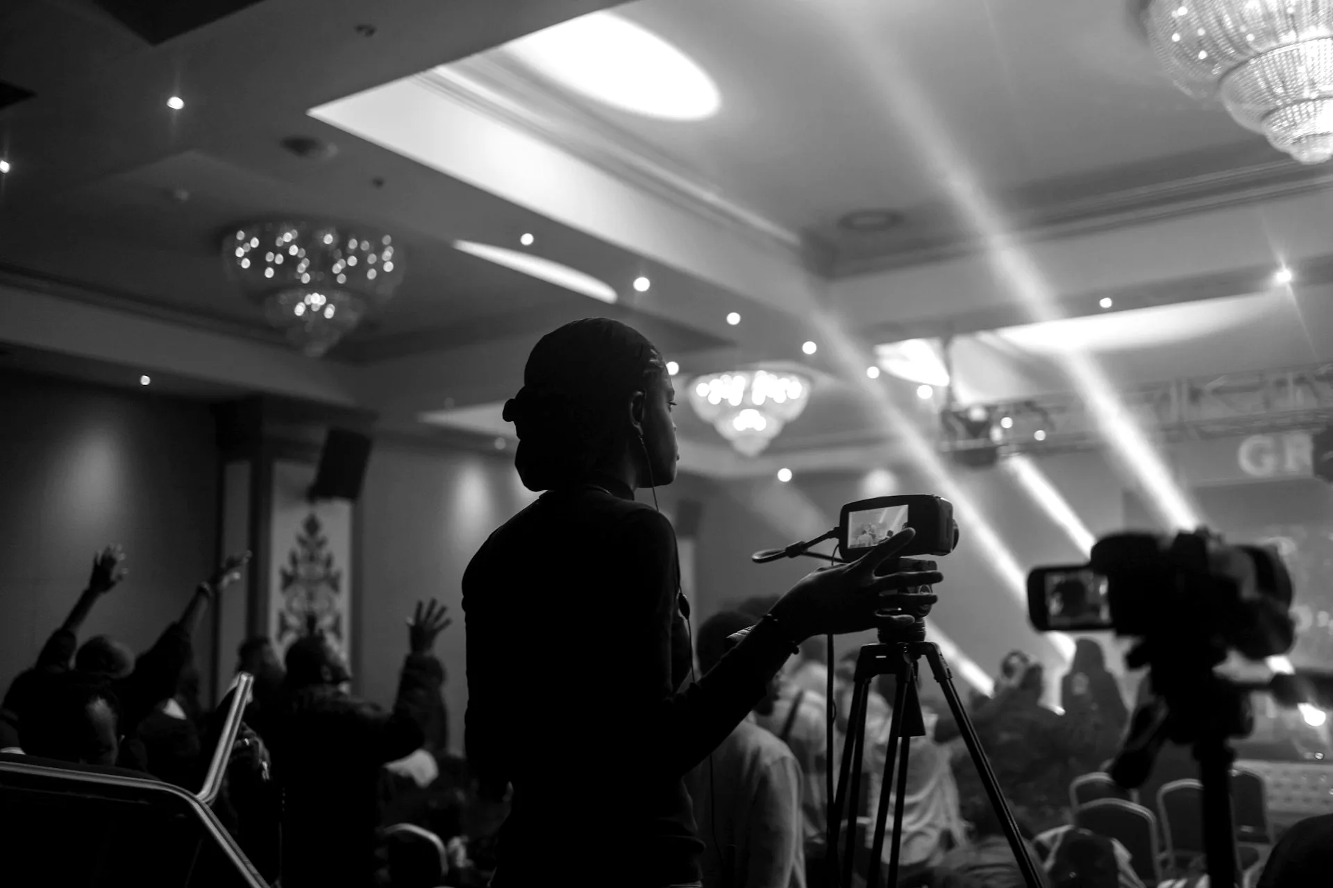 Opérateurs vidéo de dos pendant une conférence