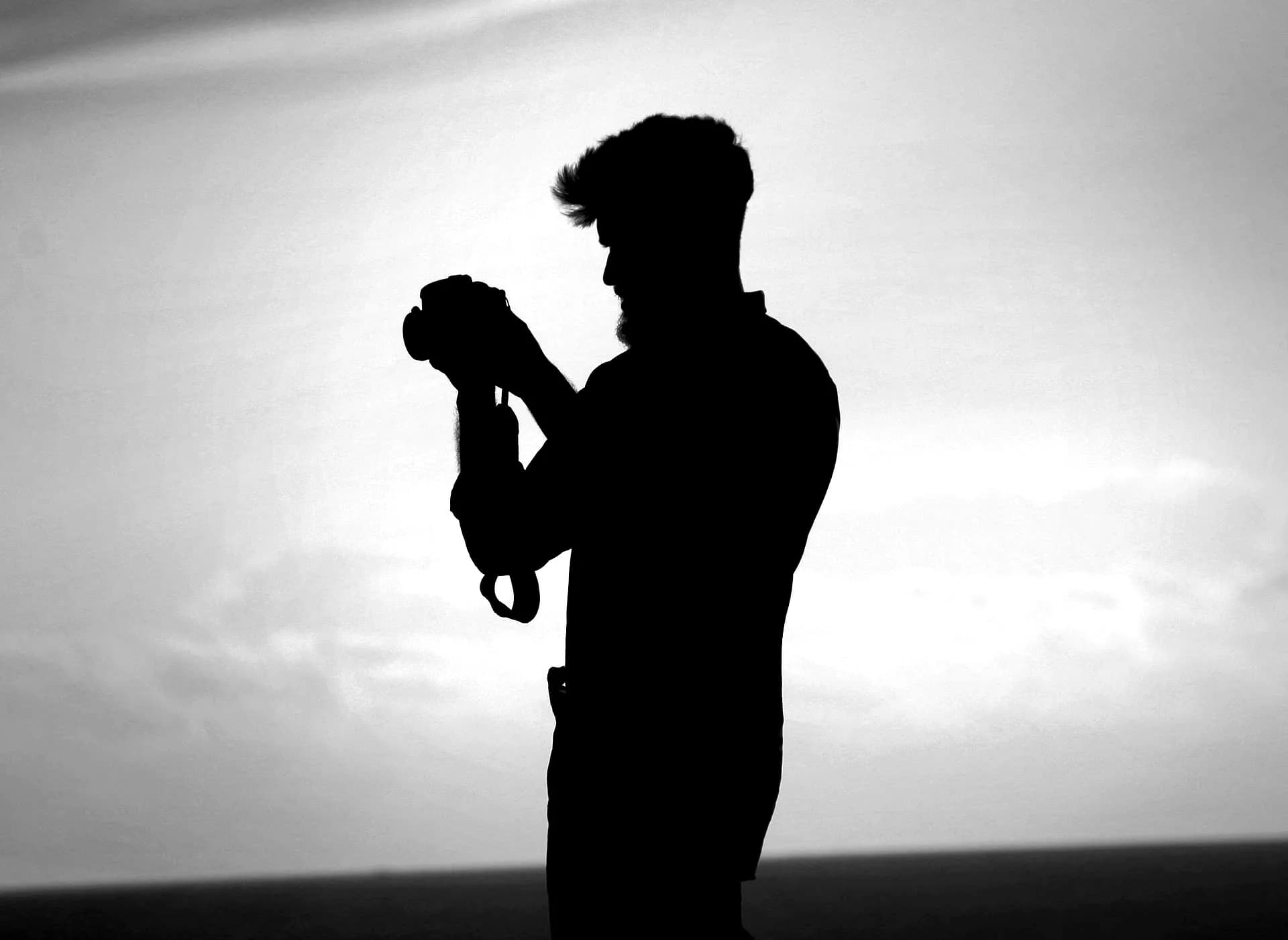 Silhouette d'un photographe en prise de vue