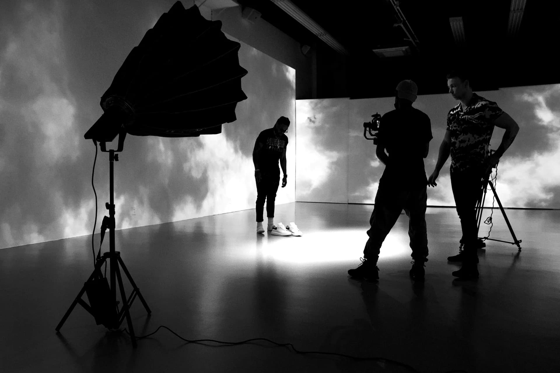 Équipe de tournage en contre-jour sur un plateau éclairé
