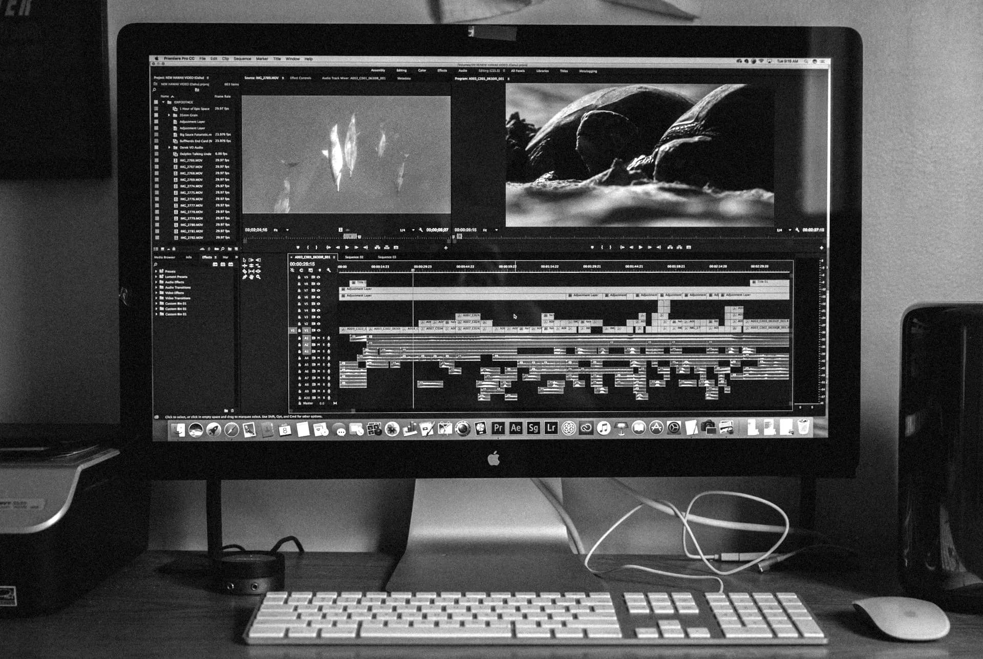 Poste de montage vidéo avec la timeline à l'écran