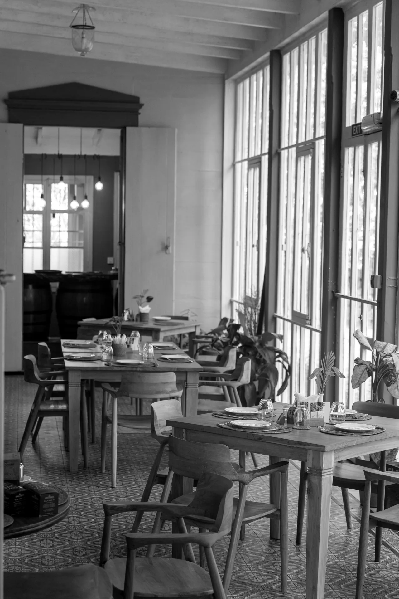 Salle de restaurant lumineuse avant le service