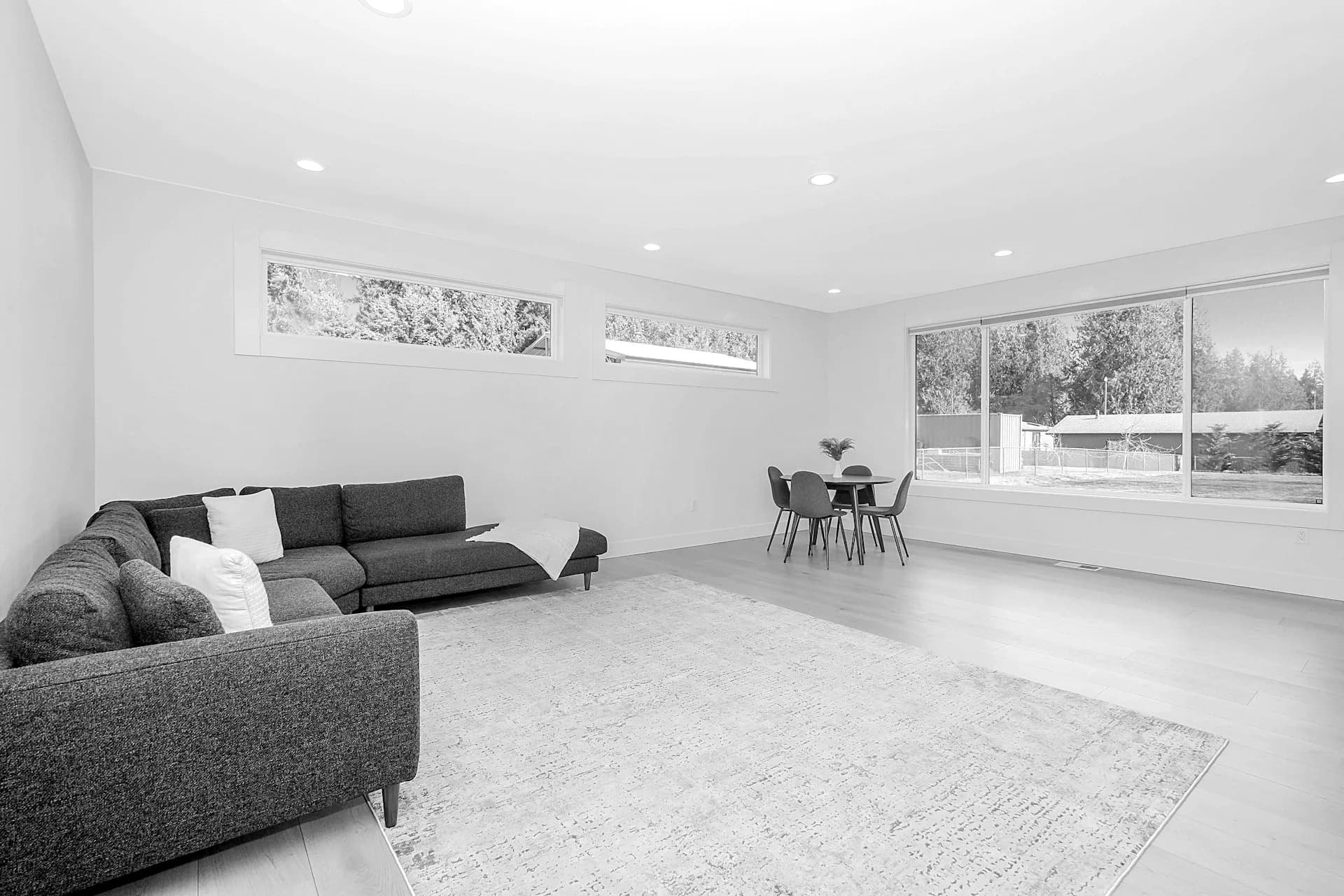 Salon lumineux d'une maison, cadrage grand angle