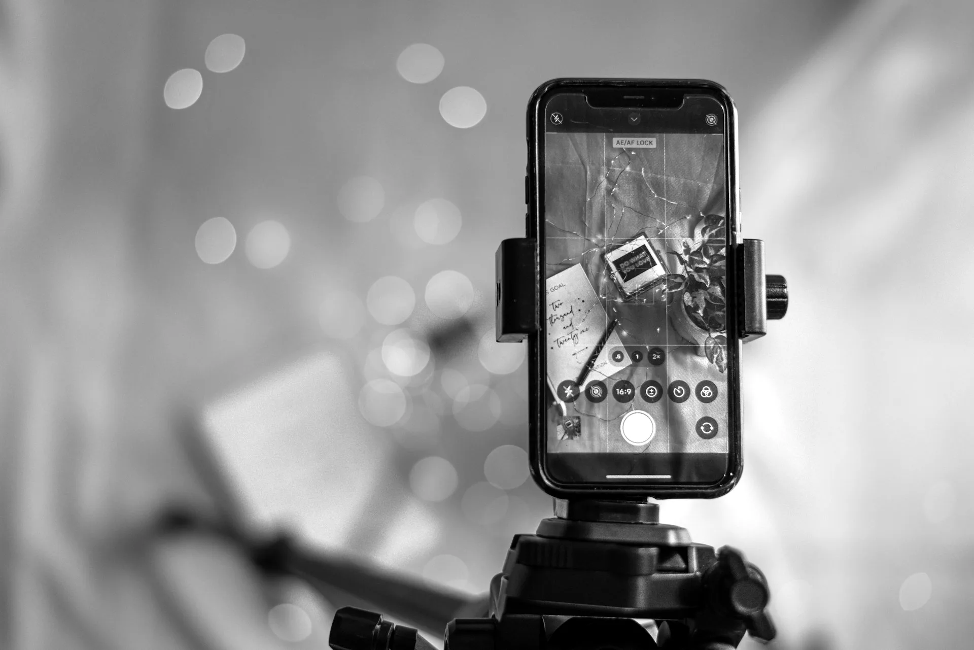Smartphone sur trépied en train de filmer