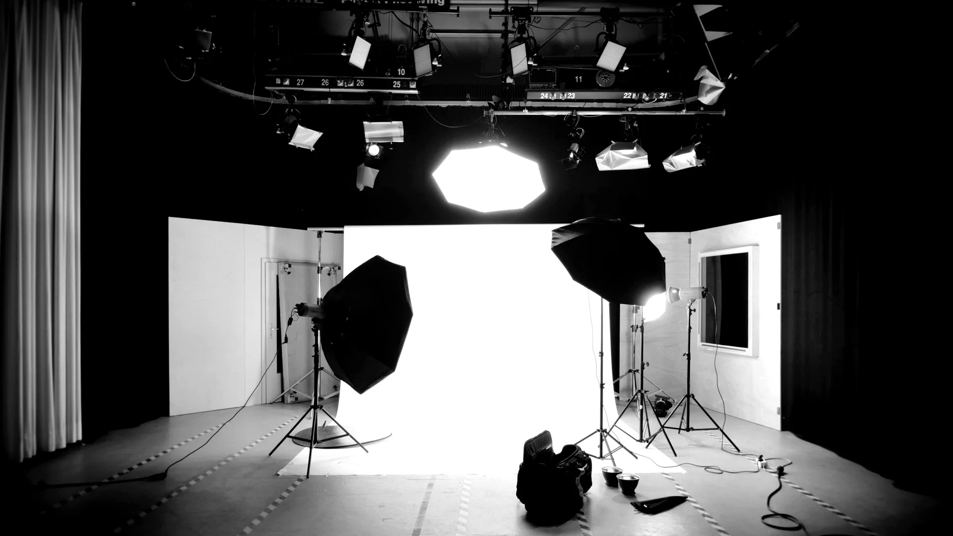 Studio photo équipé de boîtes à lumière, vu en plan large