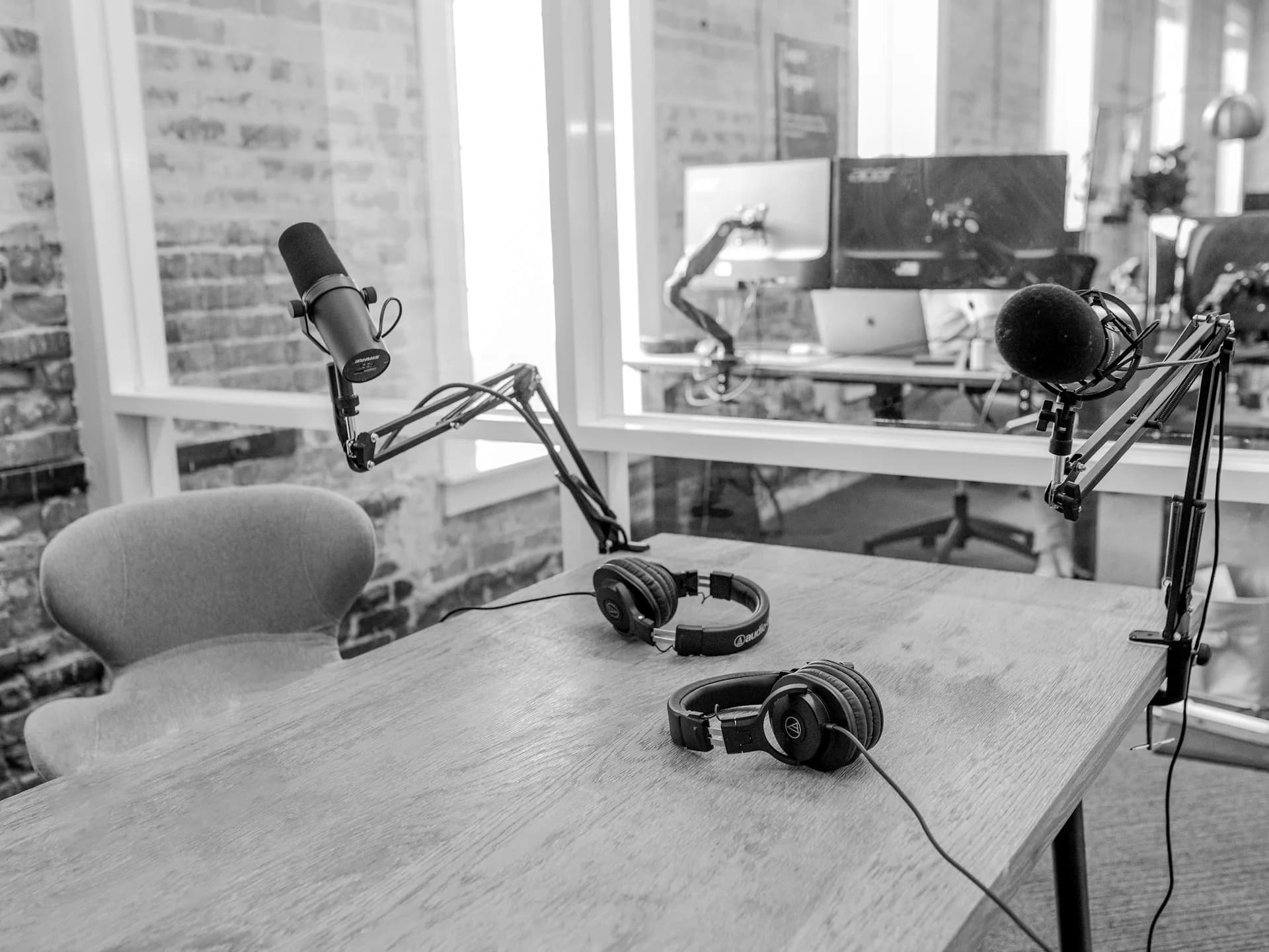 Studio de podcast équipé de micros et de casques