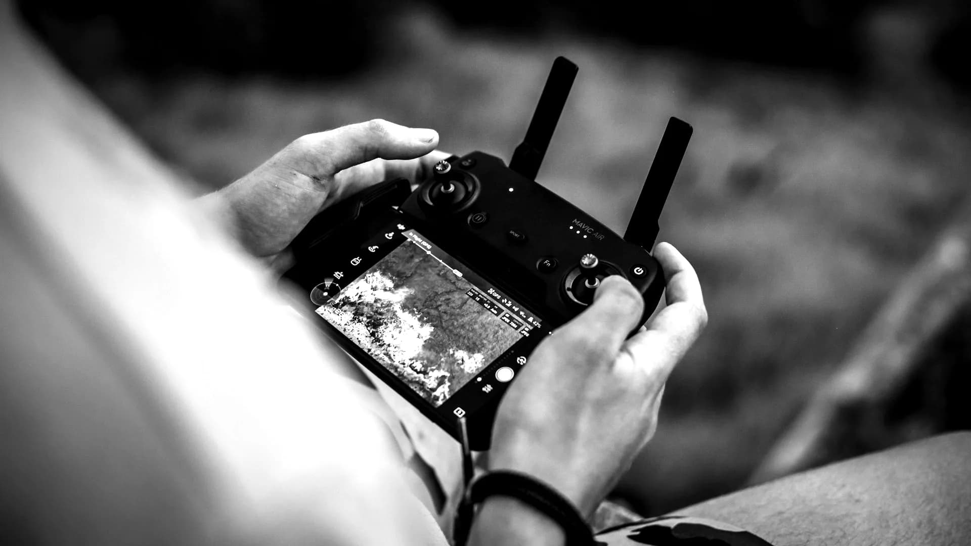 Mains sur la télécommande d'un drone