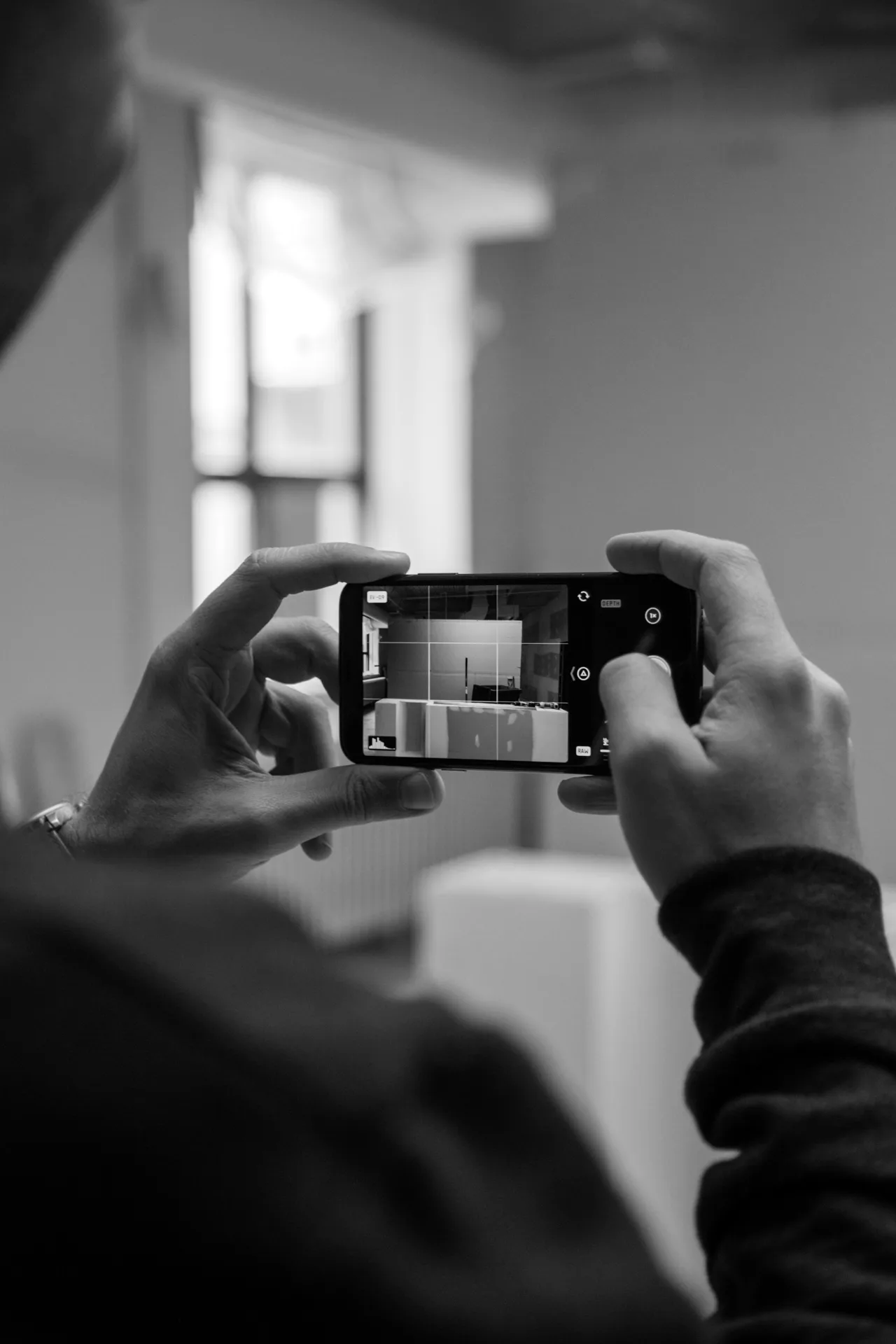 Tournage d'une vidéo au smartphone, mains en premier plan