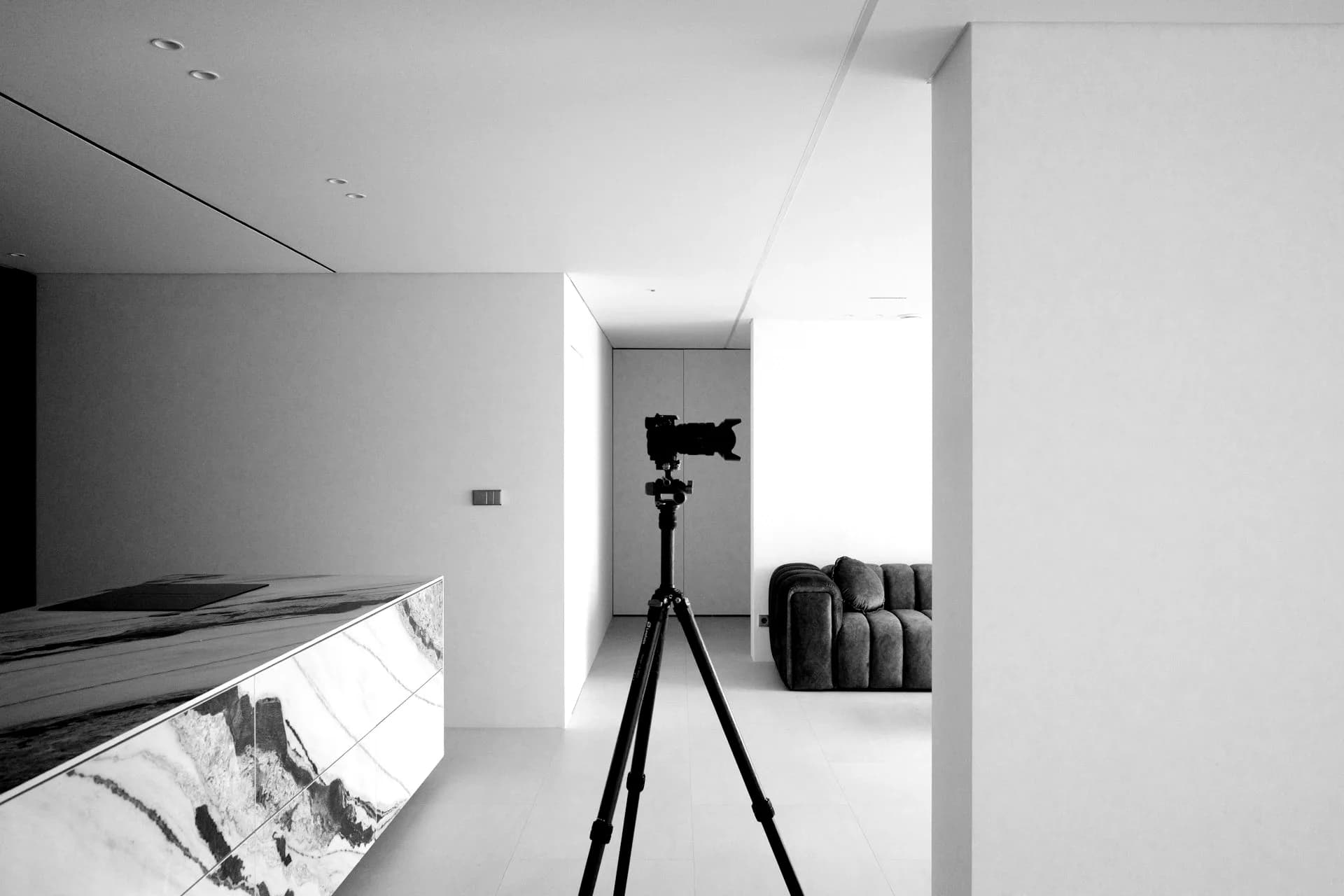 Appareil photo sur trépied dans un appartement vide et lumineux