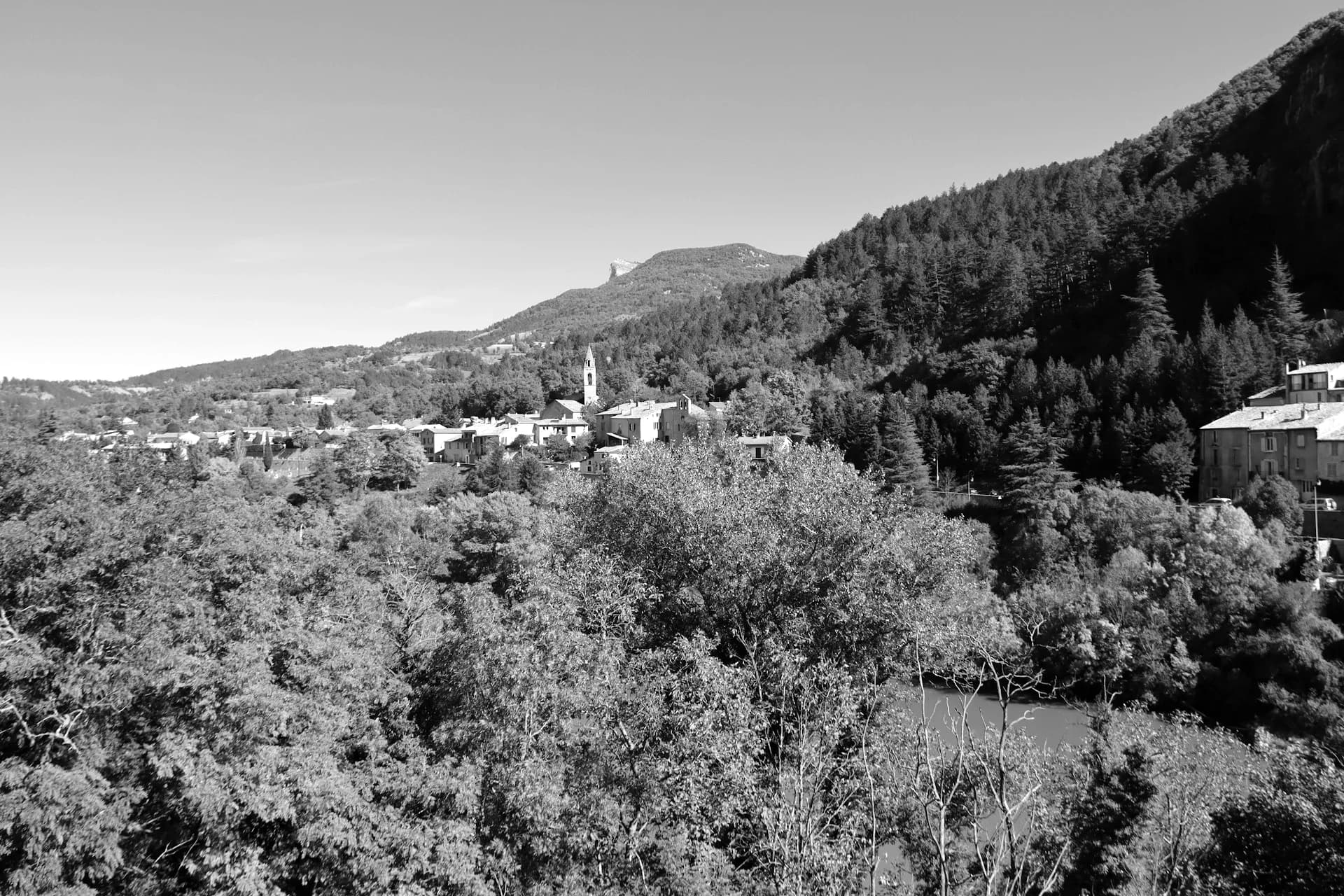 Village provençal accroché à la colline