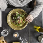 assiette-salade-pesto-vue-plongeante-bistrot-moderne