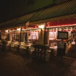 facade-restaurant-italien-terrasse-nuit-pavee
