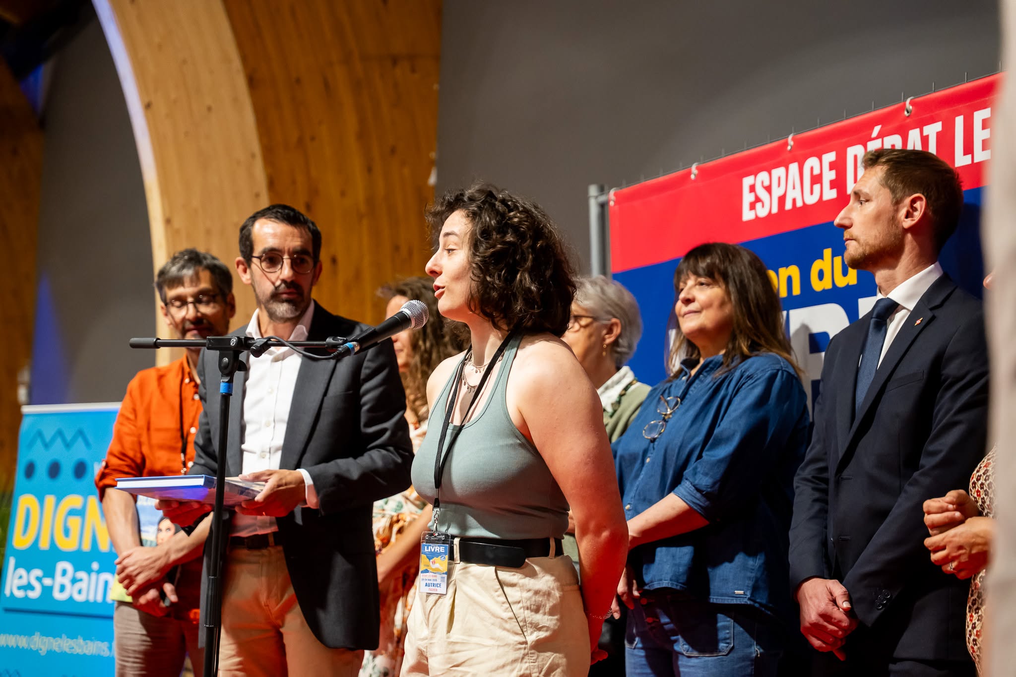 Remise du Prix Alexandra David-Neel 2026 sur la scène du Salon du Livre de Digne-les-Bains, en présence du jury et des organisateurs.