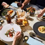 repas-partage-amis-vue-plongeante-restaurant