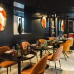 salle-restaurant-moderne-fauteuils-orange-art-mural