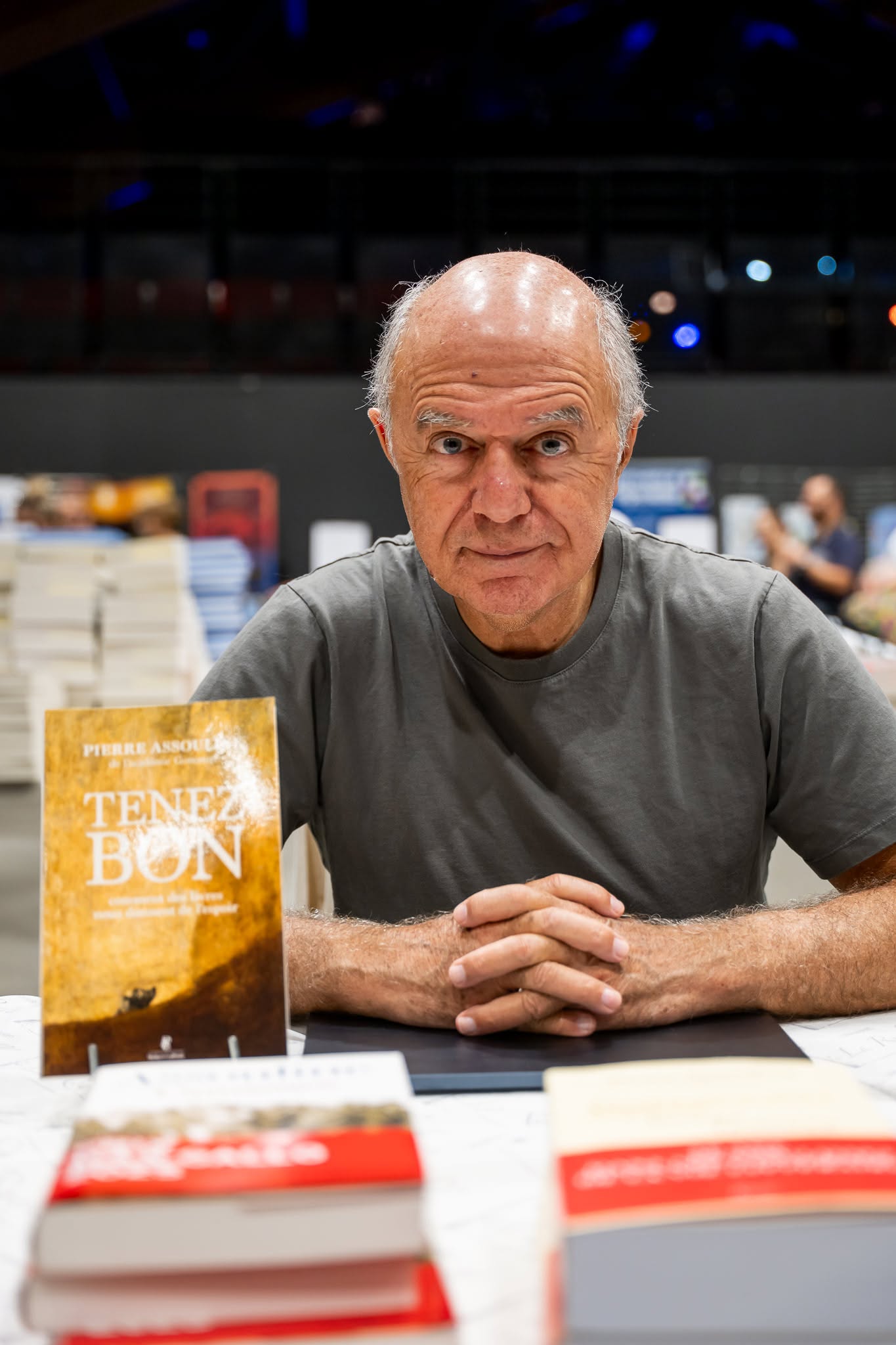 Séance de dédicaces avec les auteurs présents au Salon du Livre de Digne-les-Bains 2026.