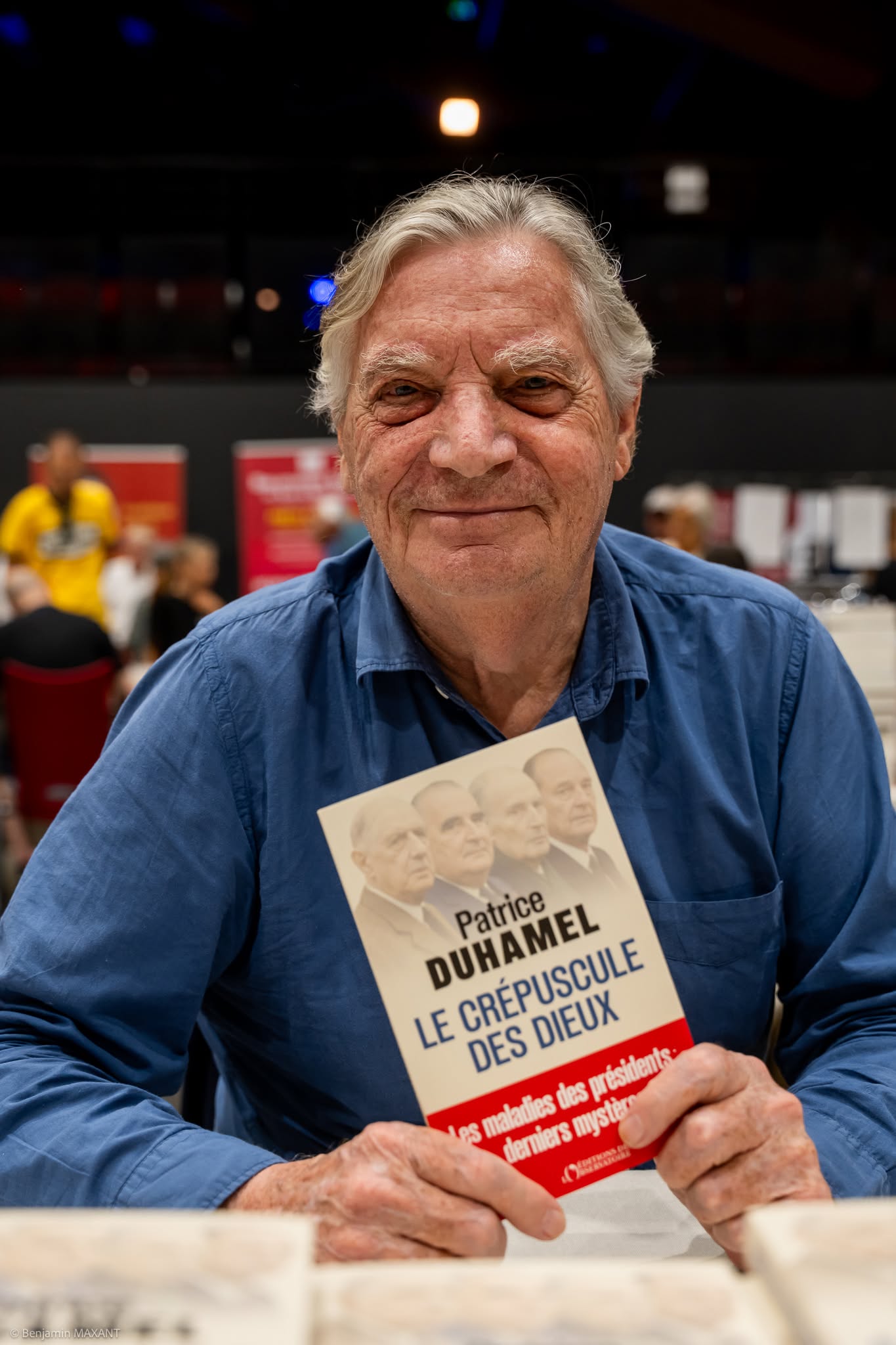 Public venu nombreux sur les stands du Salon du Livre de Digne-les-Bains 2026, au Palais des Congrès.