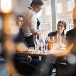 serveur-service-table-couple-restaurant-cosy