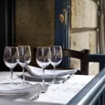 table-bistrot-francais-verres-vin-mur-pierre