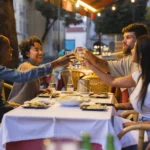 trinquer-amis-terrasse-restaurant-coucher-soleil