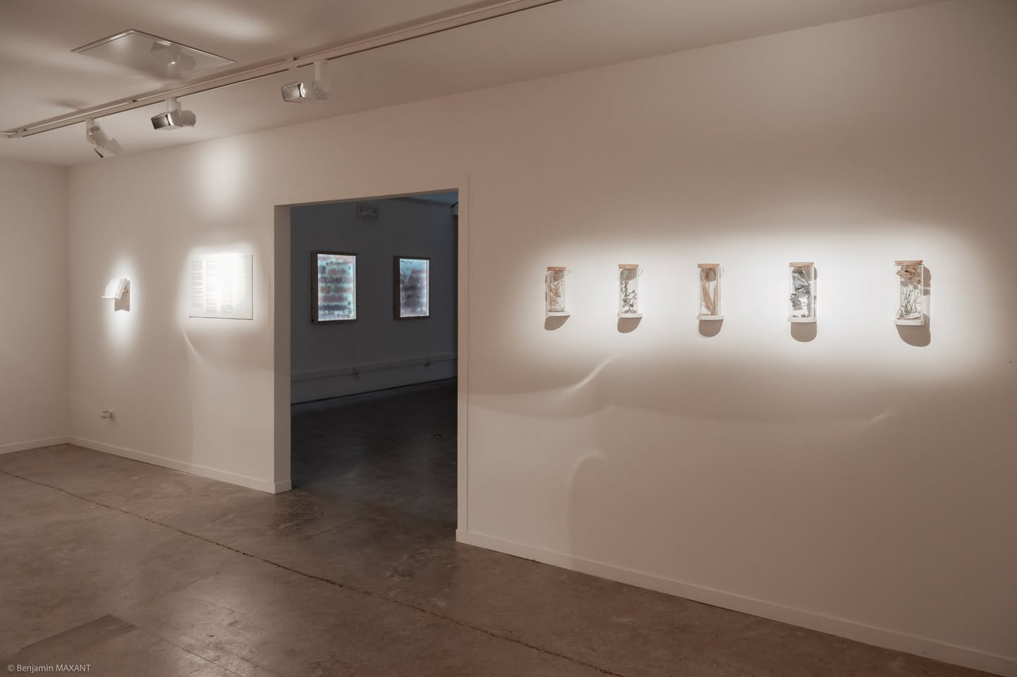 Vue de la salle d'exposition Love Is To Act au CAIRN Centre d'art de Digne-les-Bains