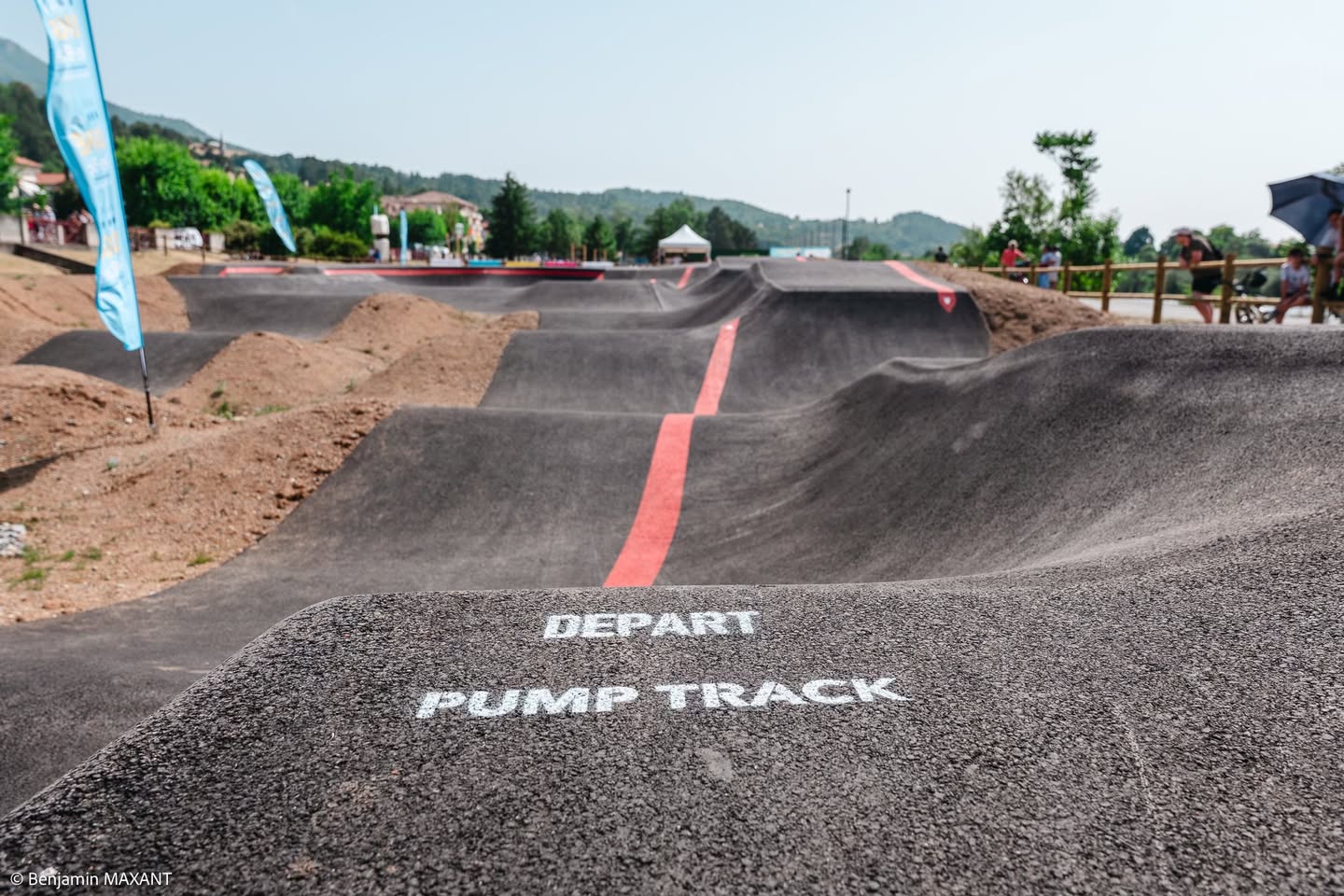 Ligne de départ du pump track de Digne-les-Bains, signalétique BMX VTT
