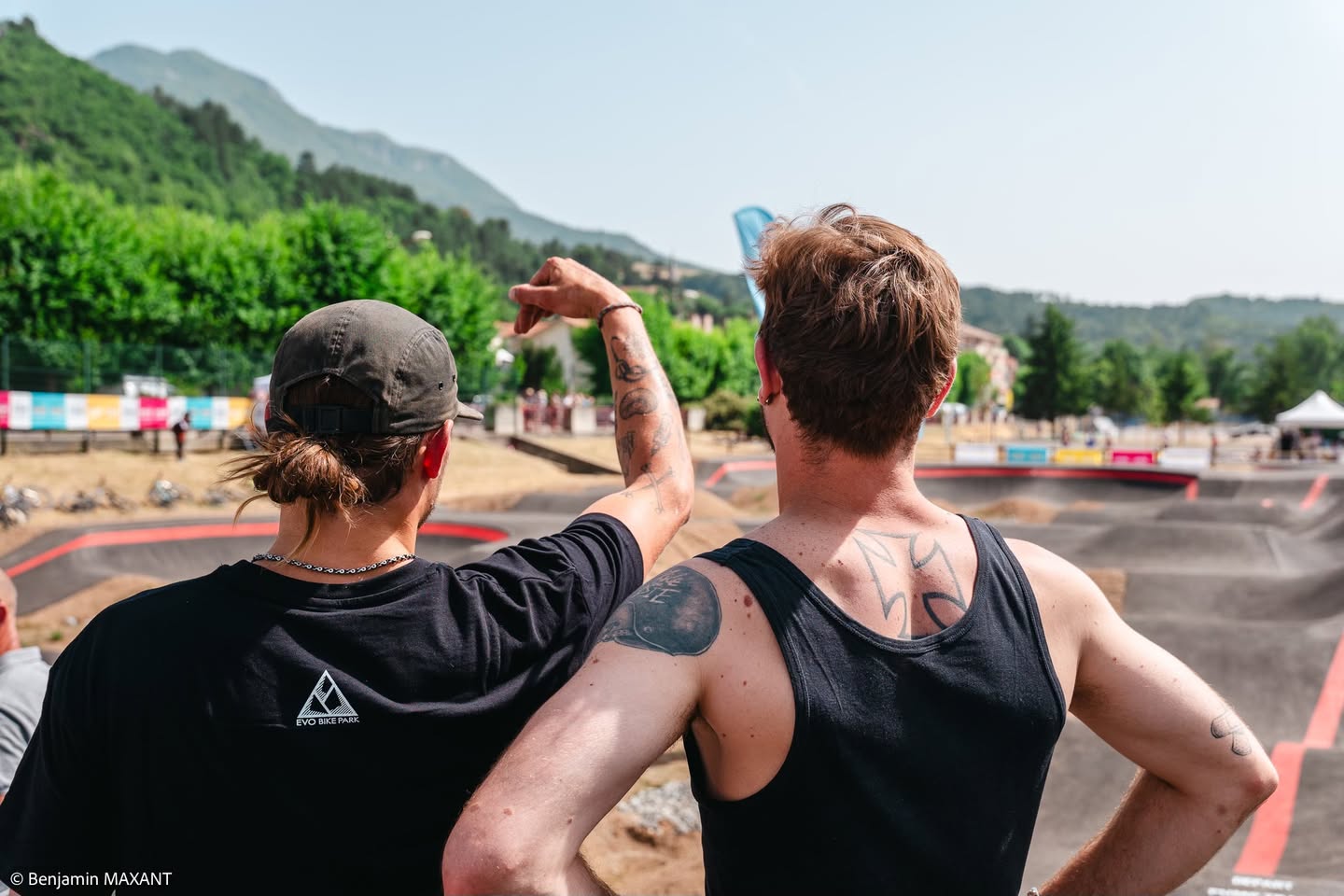 Portrait de deux riders lors de l'inauguration du pump track de Digne-les-Bains