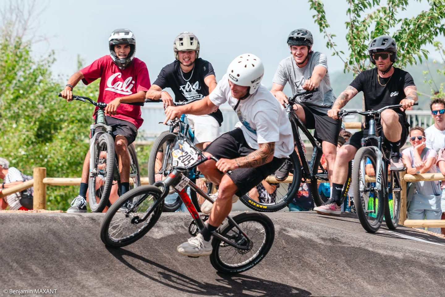 Groupe de riders VTT et BMX lors de l'inauguration du pump track de Digne-les-Bains