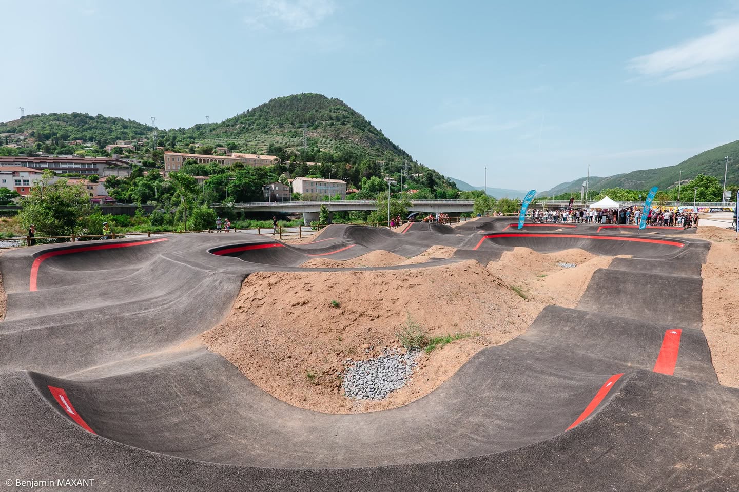 Vue générale du pump track de Digne-les-Bains lors de son inauguration, Alpes-de-Haute-Provence