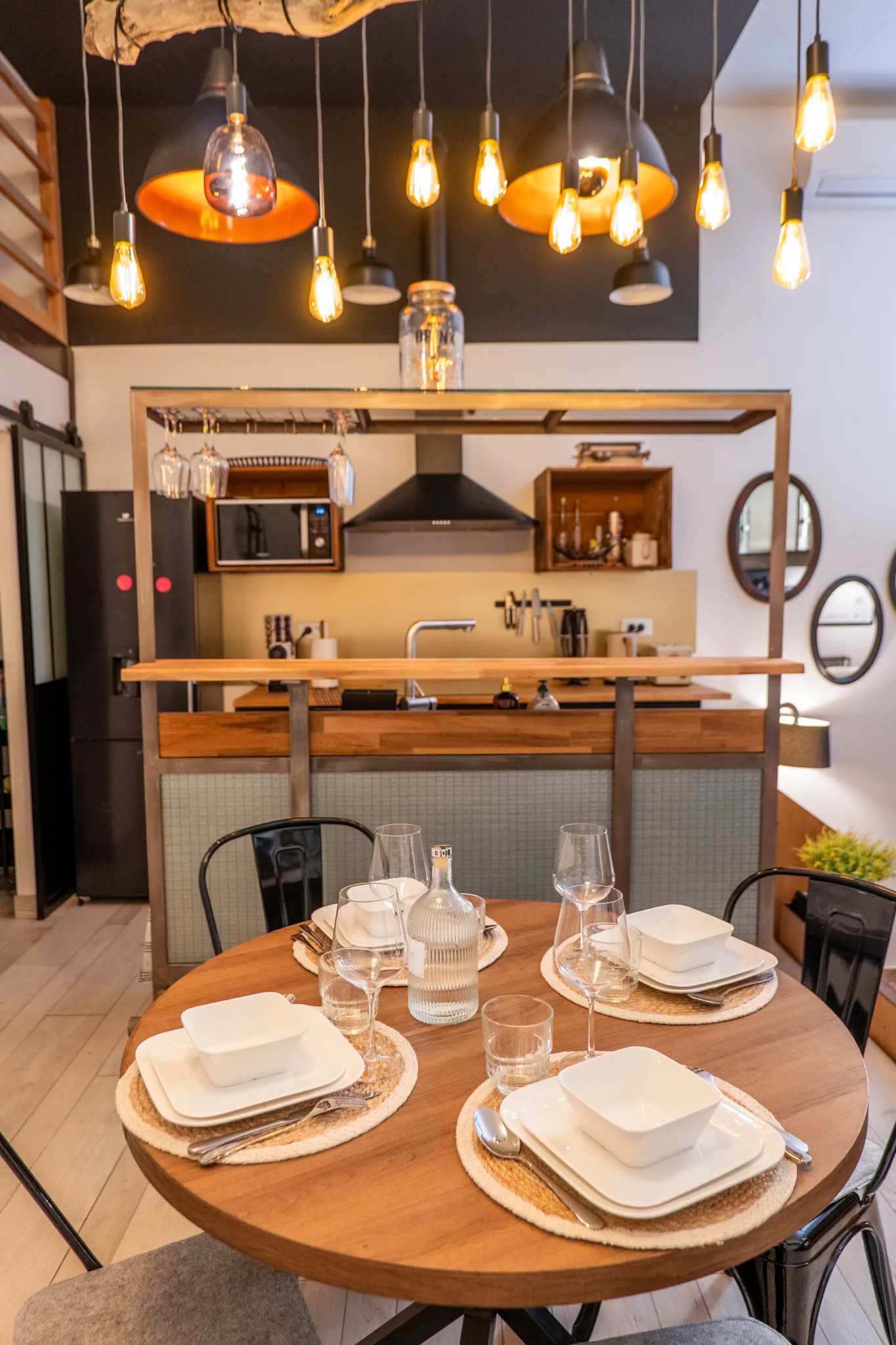 Plan de travail bois et façades noires de la cuisine entièrement équipée à Manosque.