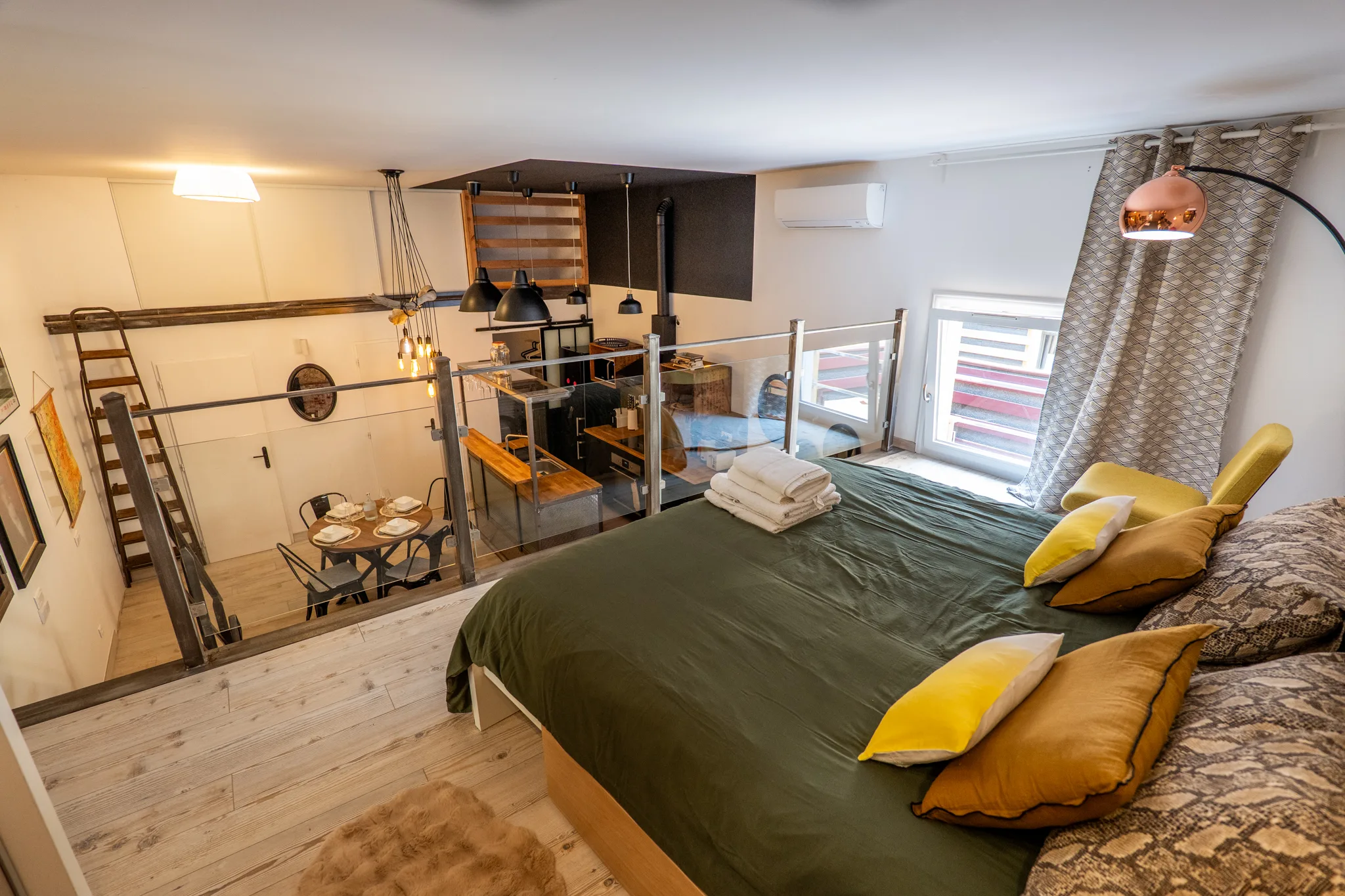 Vue d'ensemble du loft à Manosque depuis la mezzanine, illustrant le travail de décoration de l'architecte d'intérieur.