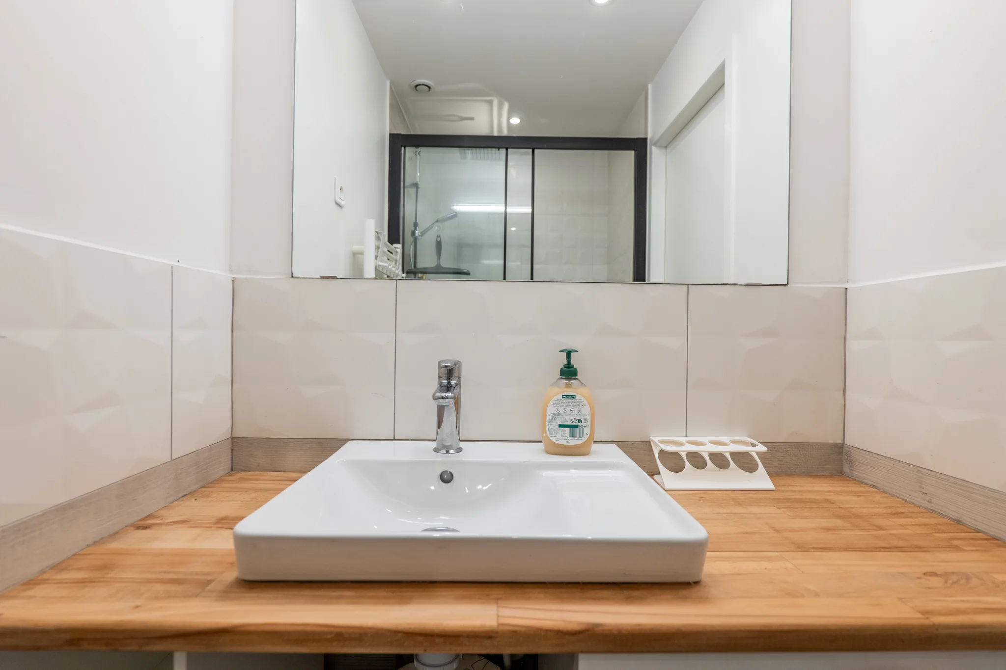 Salle de bain avec douche à l'italienne, bois clair et vasque design à Manosque.