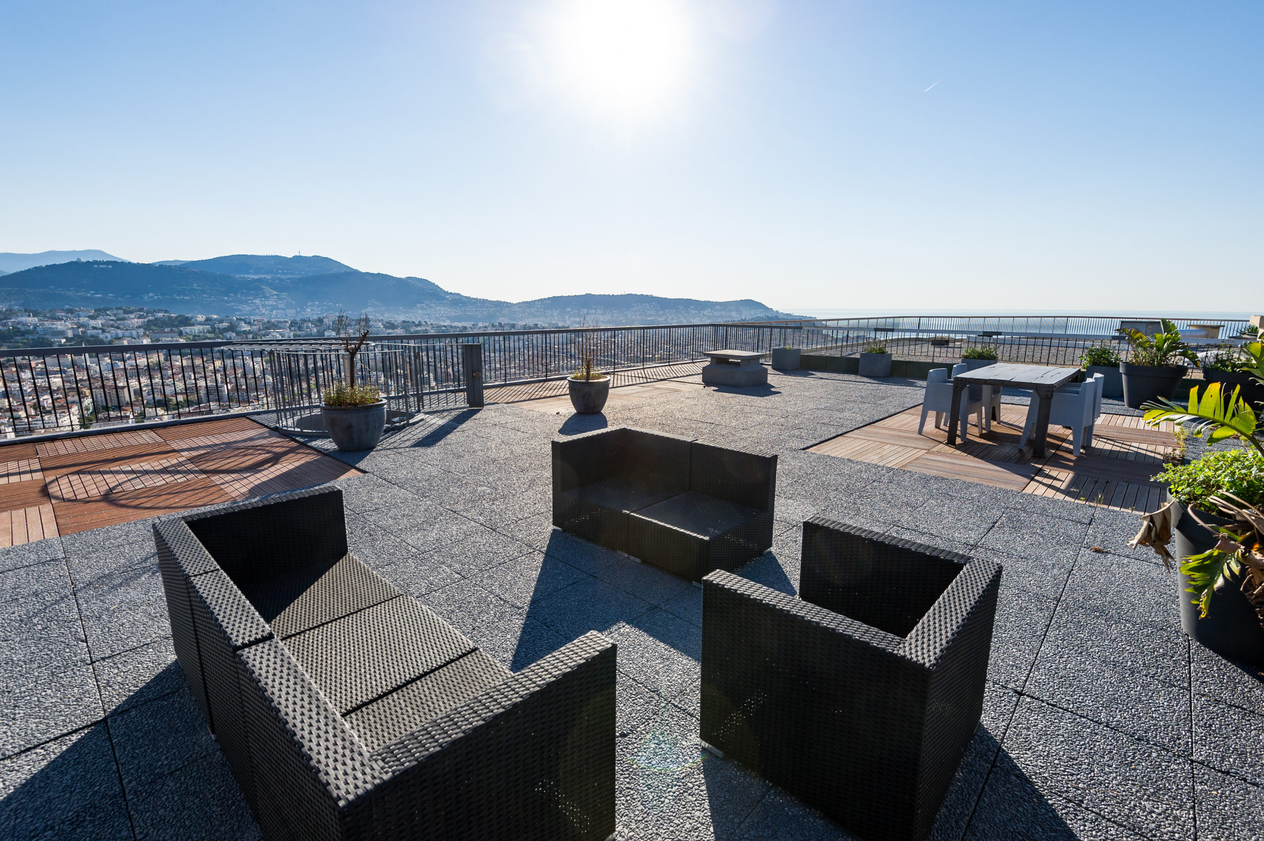 Shooting photo immobilier appartement duplex a Nice - terrasse vue Baie des Anges