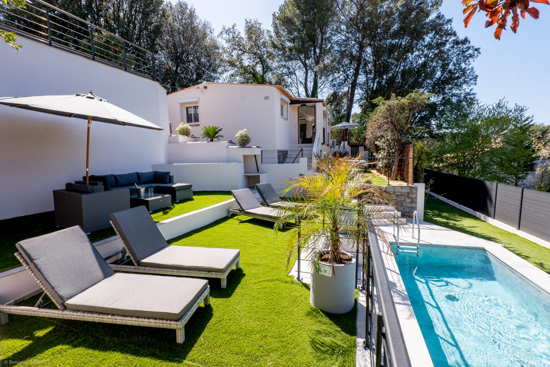Reportage photo immobilier villa a Mougins - jardin et salon exterieur