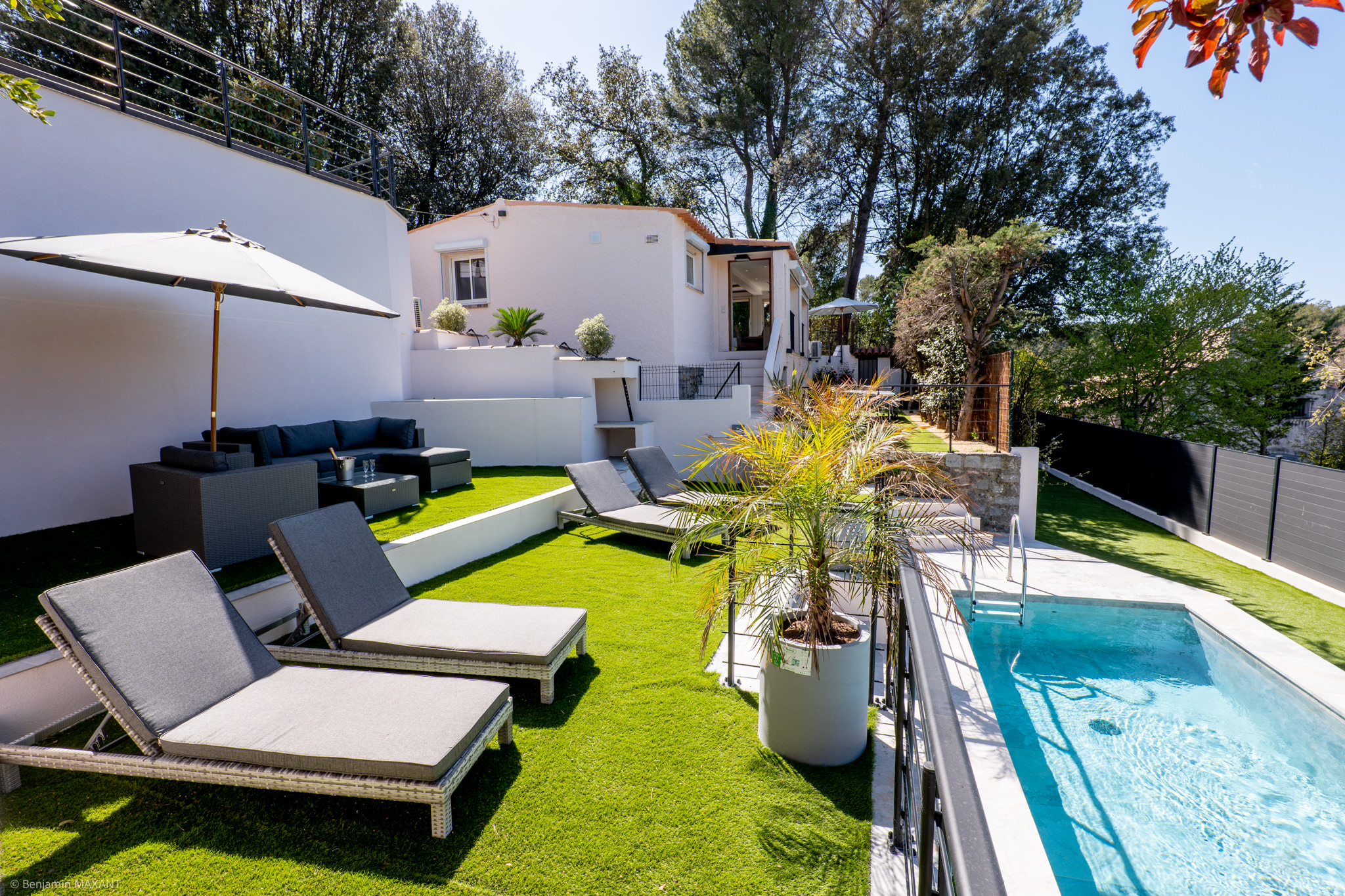 Reportage photo immobilier villa a Mougins - jardin et salon exterieur