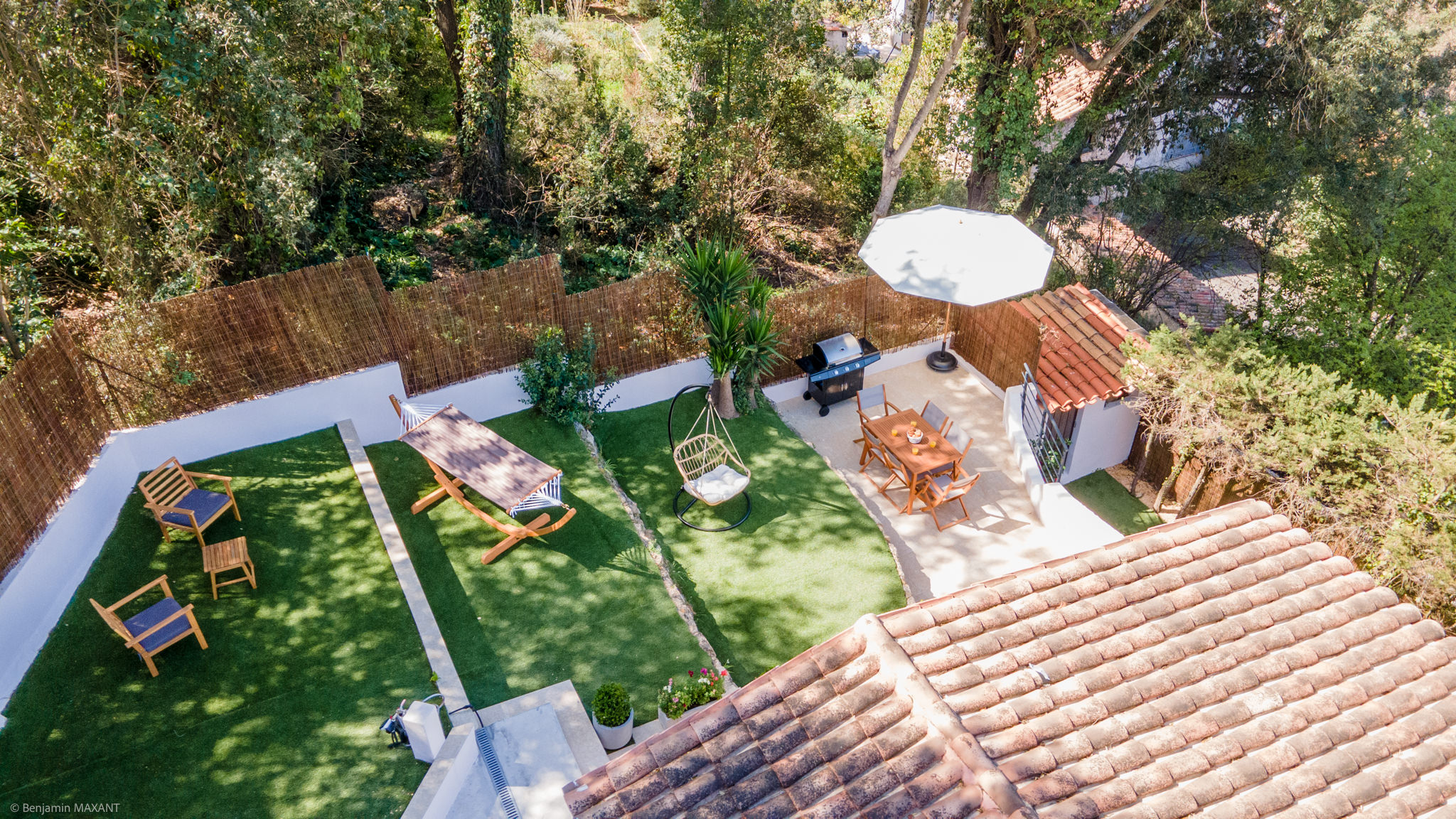 Reportage photo immobilier villa a Mougins - vue aerienne du jardin