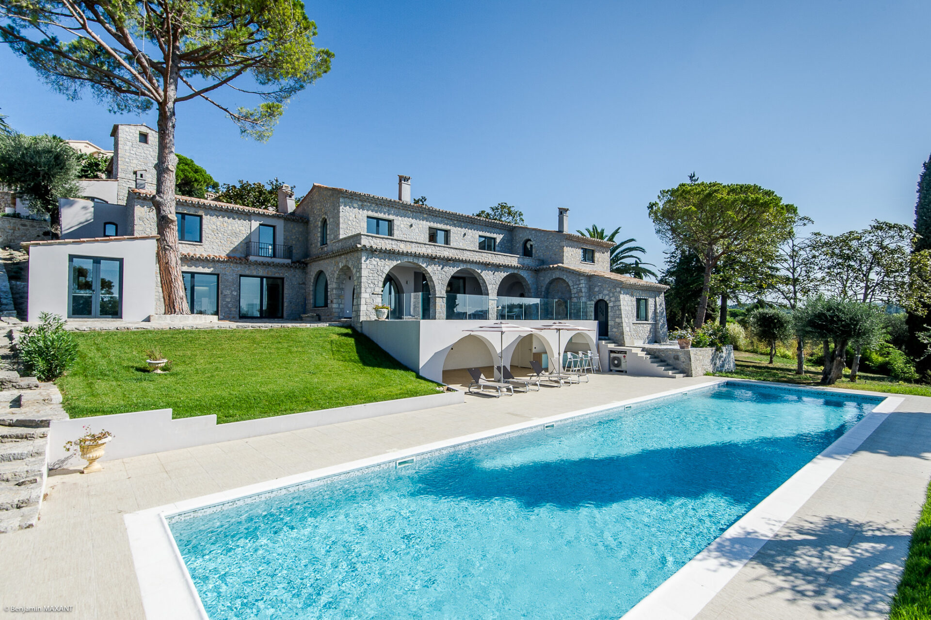 Shooting photo villa de luxe en pierre a Mougins - piscine et facade