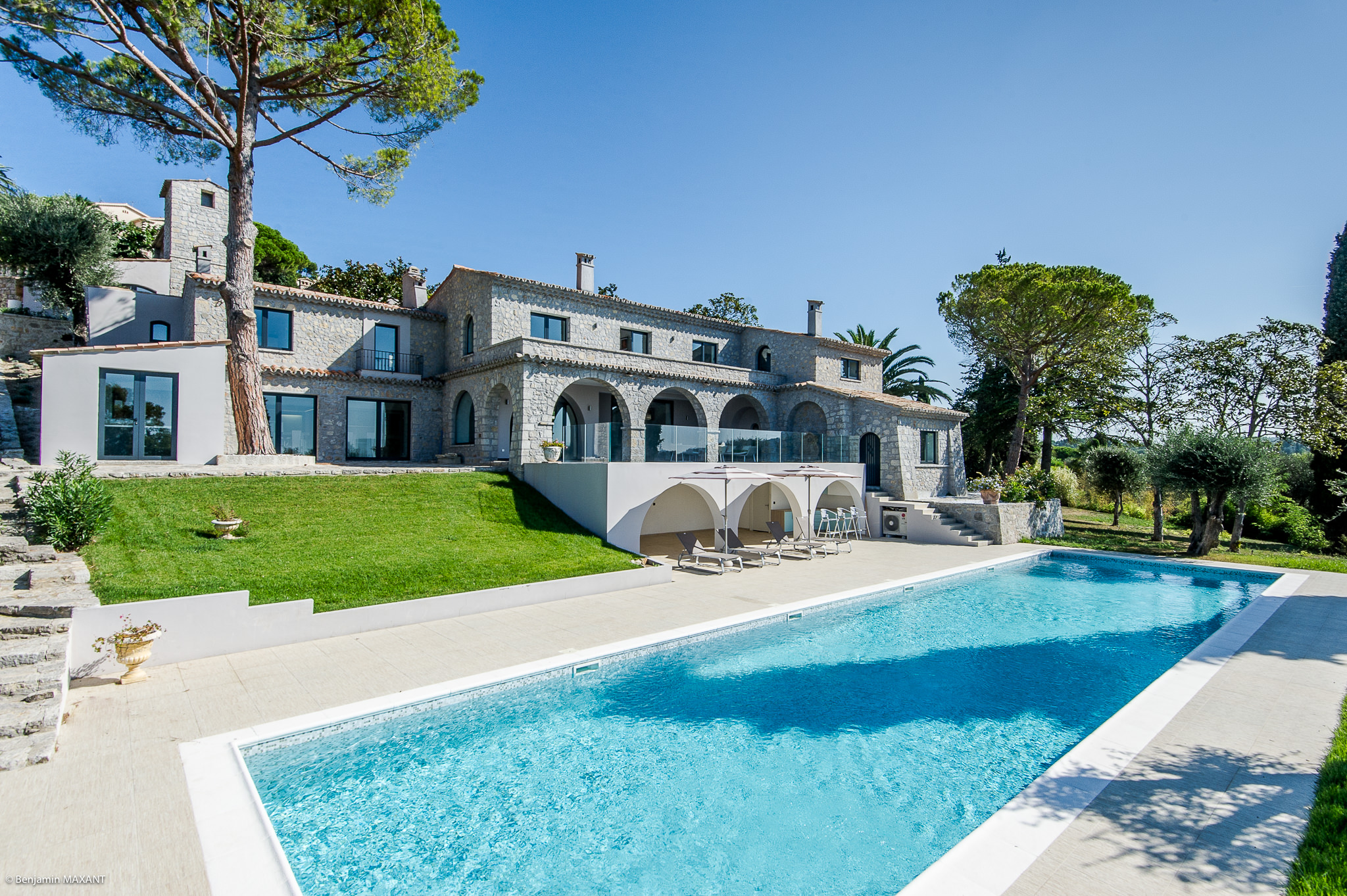 Shooting photo villa de luxe en pierre a Mougins - piscine et facade