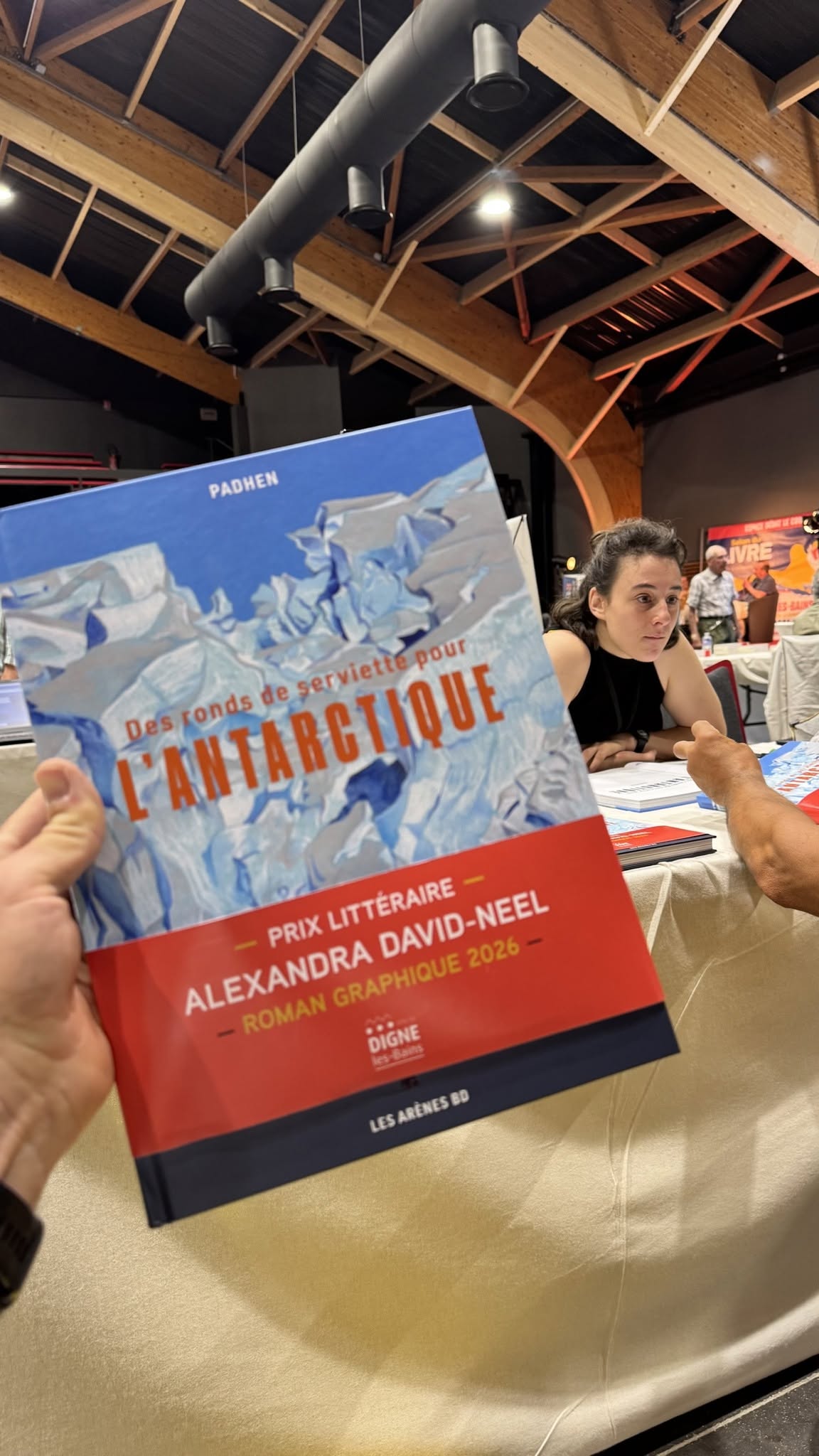 Le livre Des ronds de serviette pour l'Antarctique de Padhen, lauréat du Prix Alexandra David-Neel 2026, présenté au Salon du Livre de Digne-les-Bains.
